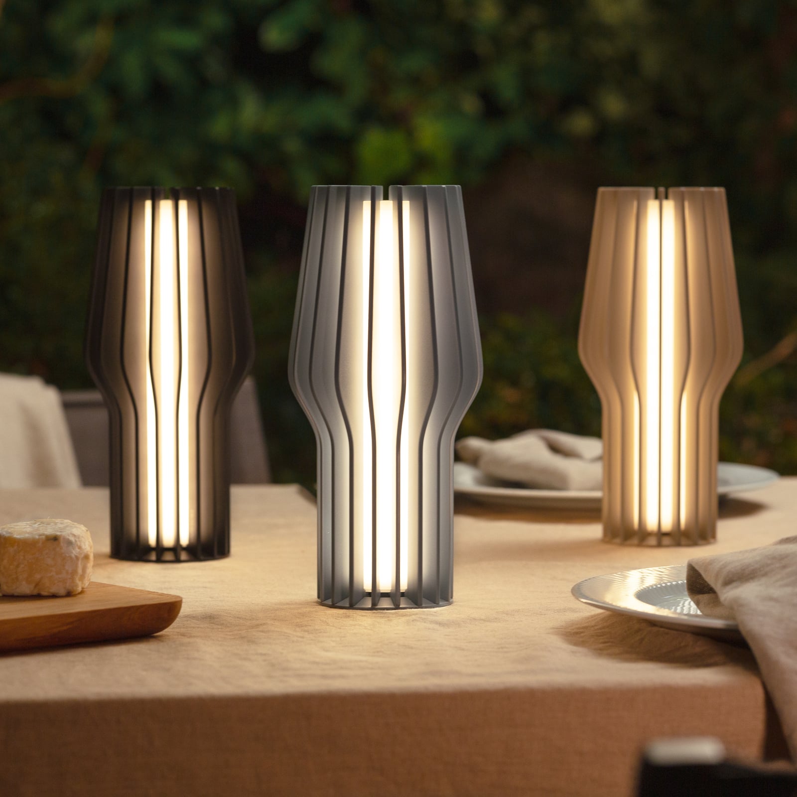 LED oppladbar bordlampe RADIANT beige dimbar IP44 med dimmer
