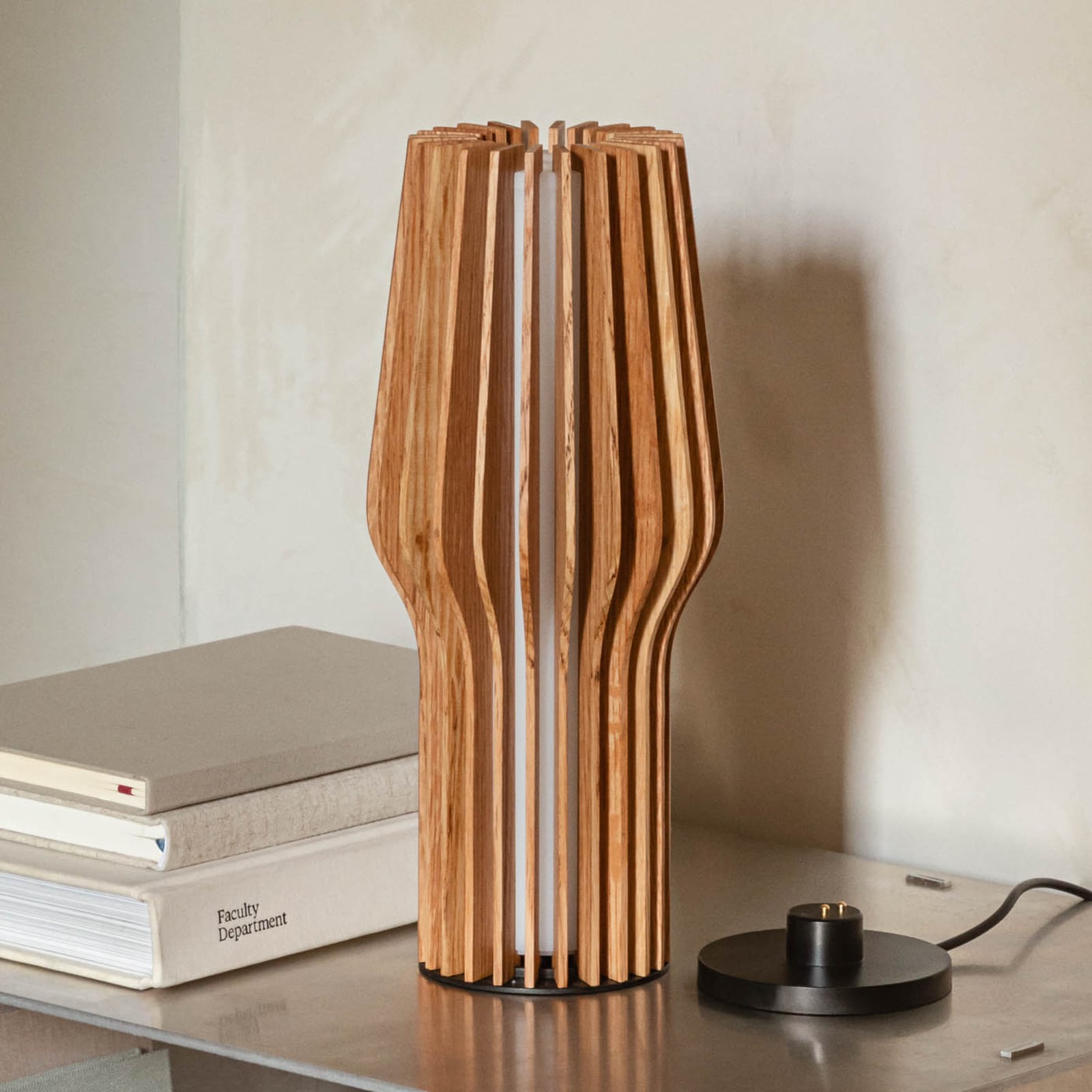 Detalj av LED oppladbar bordlampe RADIANT eik dimbar Ø9,5 cm