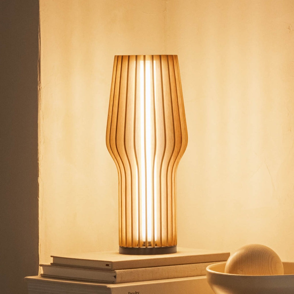 LED oppladbar bordlampe RADIANT eik dimbar Ø9,5 cm montert i interiør
