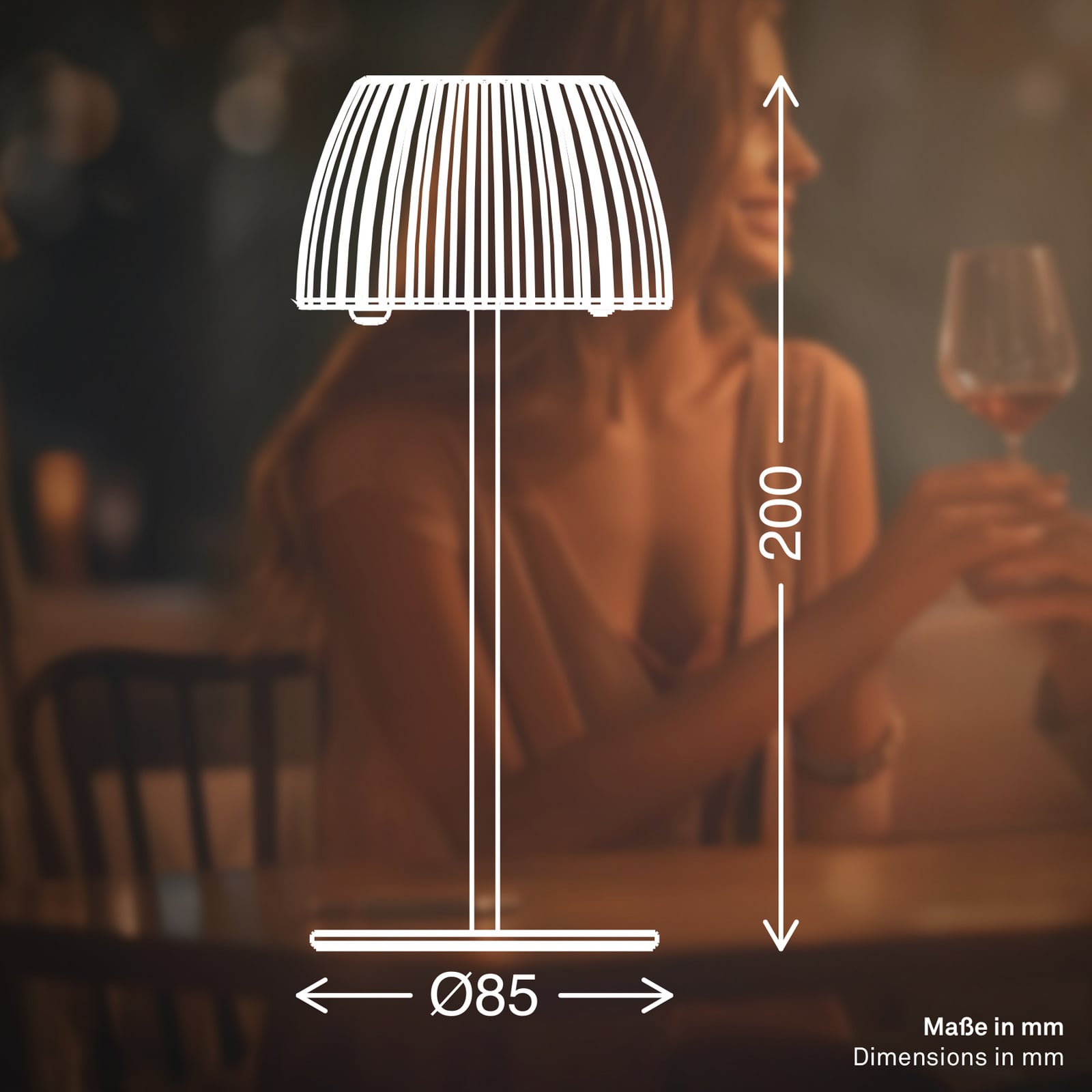 LED oppladbar bordlampe Riffle beige dimbar IP44 montert på bord