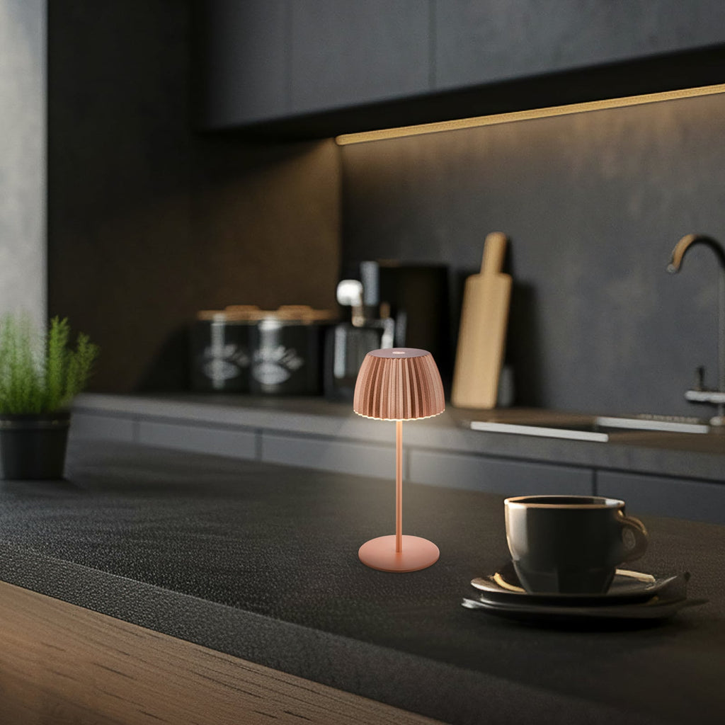 Detalj av LED oppladbar bordlampe Riffle kobber dimbar IP44 20 cm