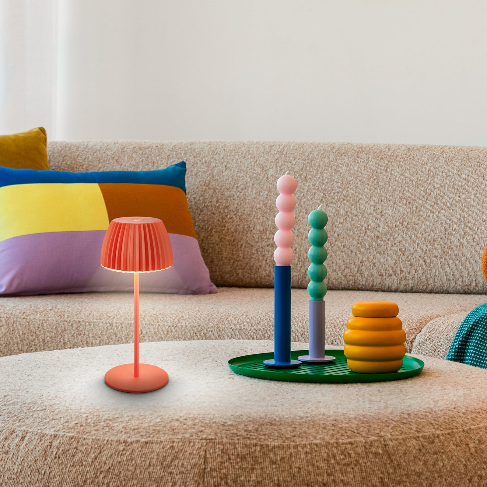 LED oppladbar bordlampe Riffle dimbar oransje IP44 montert på bord