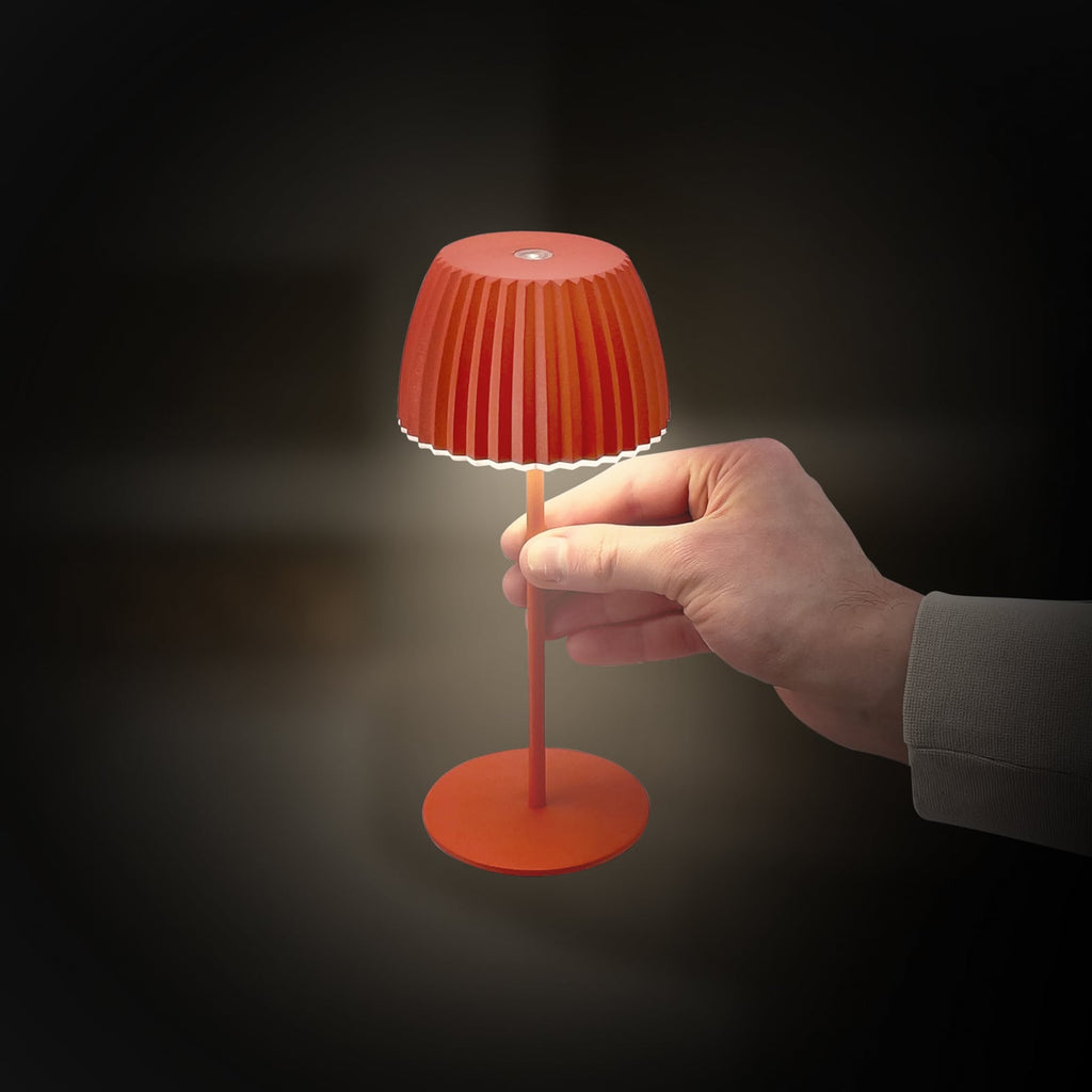 Sidevisning av LED oppladbar bordlampe Riffle dimbar oransje IP44