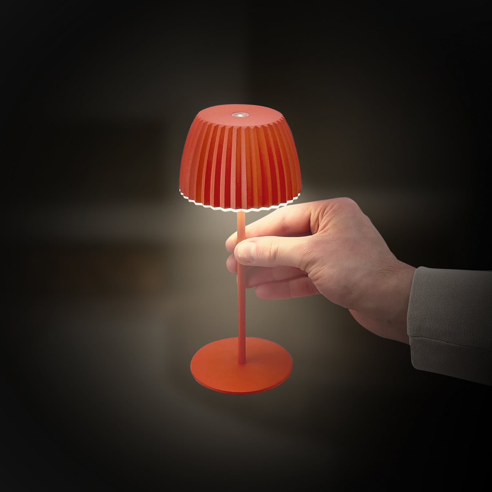 Sidevisning av LED oppladbar bordlampe Riffle dimbar oransje IP44