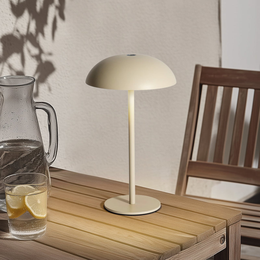 LED oppladbar bordlampe Thenra dimbar beige IP65 detalj av touchdimmer