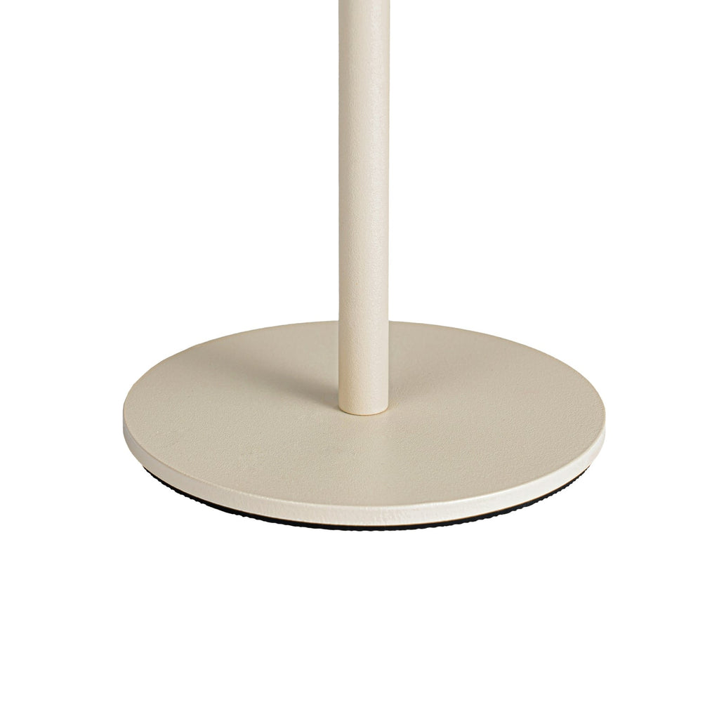 LED oppladbar bordlampe Thenra dimbar beige IP65 på balkong