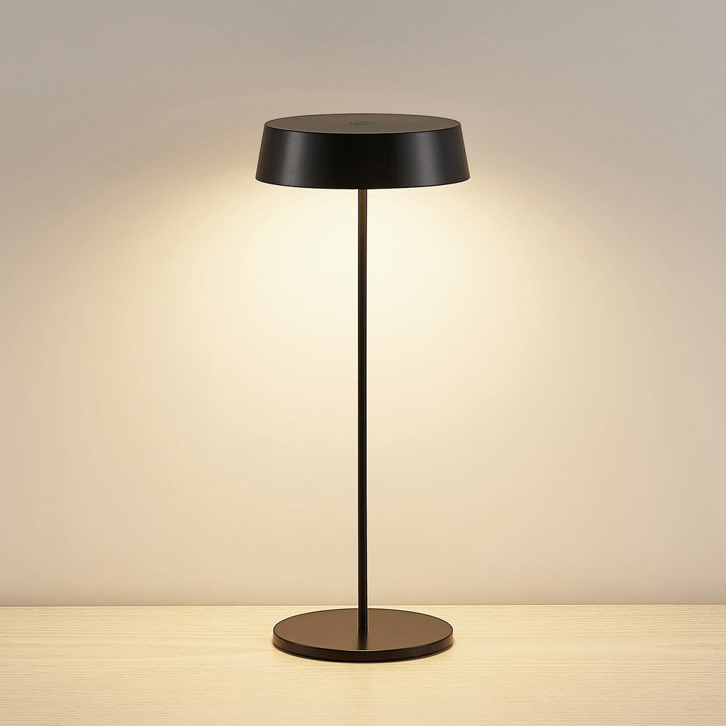 LED oppladbar bordlampe Tibia dimbar svart aluminium IP54 detalj av touchdimmer