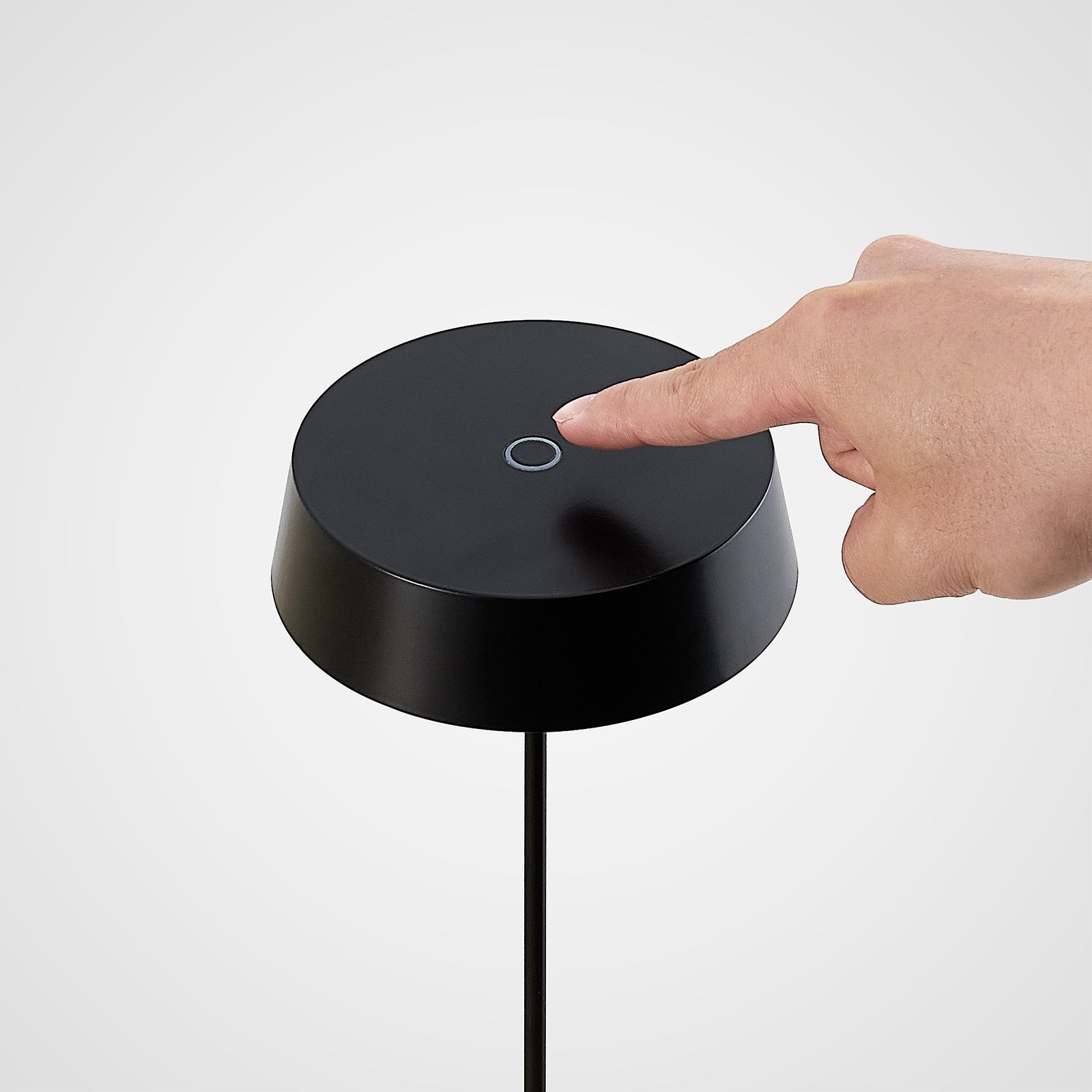 LED oppladbar bordlampe Tibia dimbar svart aluminium IP54 nærbilde av lampeklokke