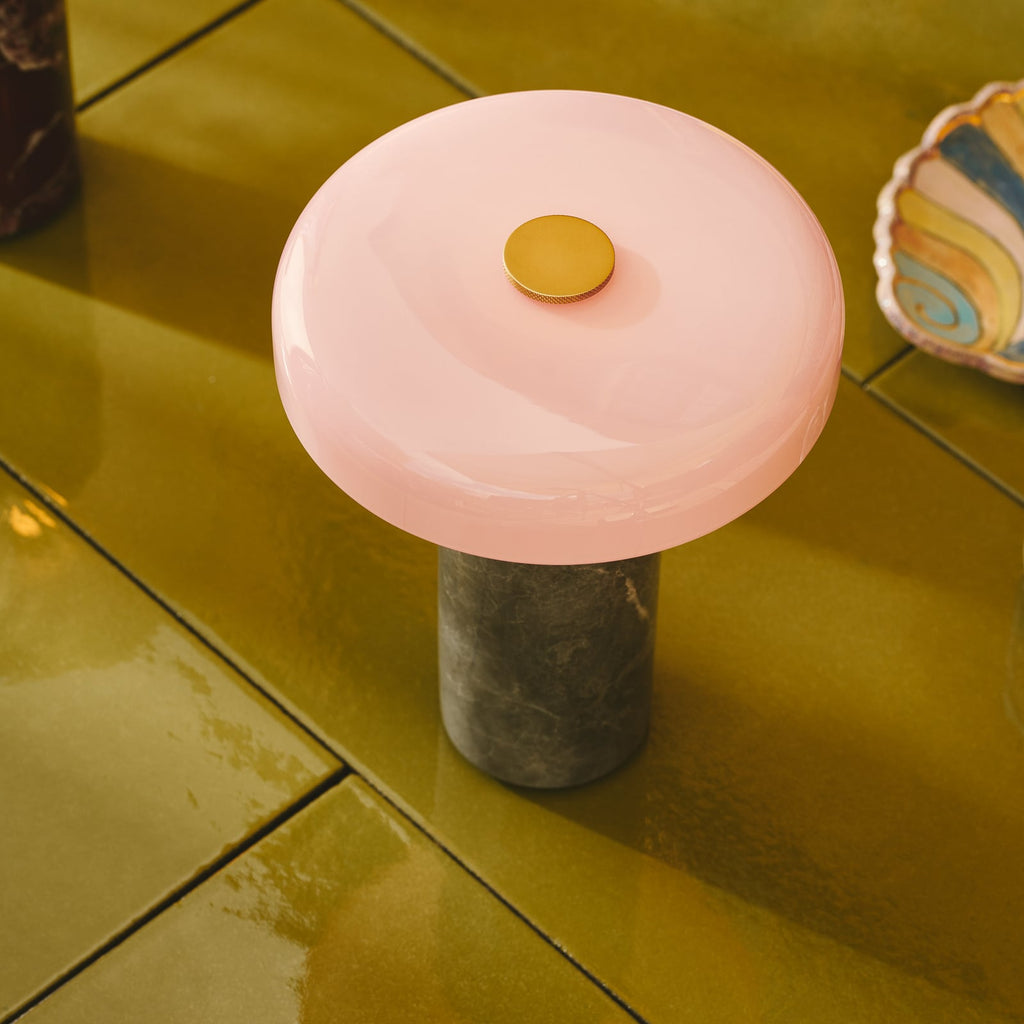 LED oppladbar bordlampe Trip marmor/glass grå/rosa IP44 med ladestasjon