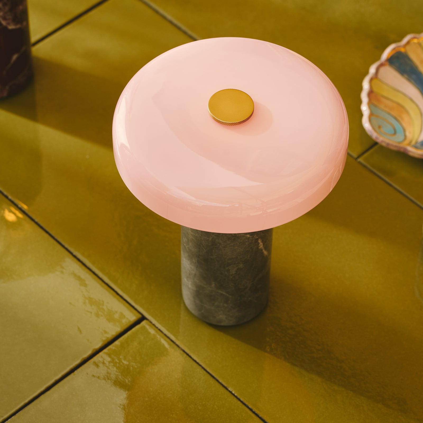LED oppladbar bordlampe Trip marmor/glass grå/rosa IP44 med ladestasjon
