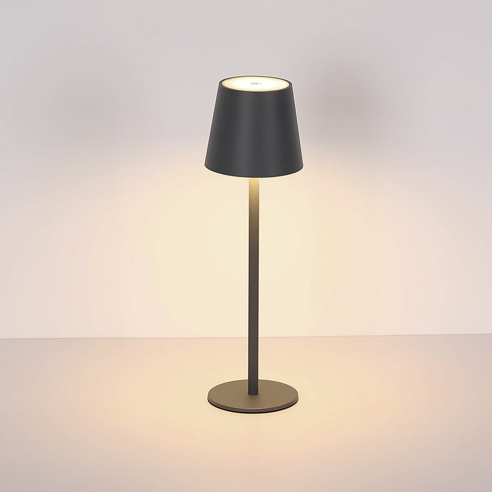 Detalj av LED oppladbar bordlampe Vannie svart 36 cm dimbar IP44