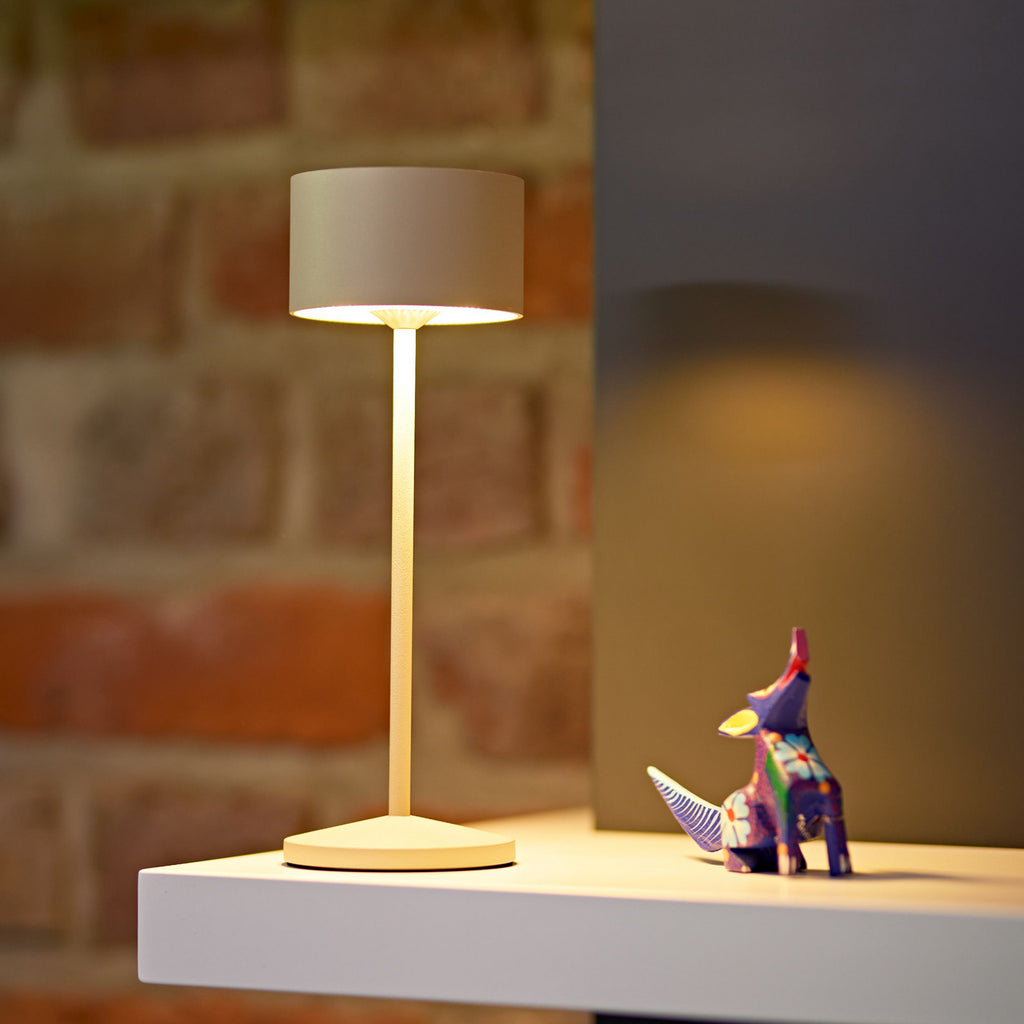 LED oppladbar bordlampe Veluna beige IP44 dimbar CCT detalj av touchkontroll