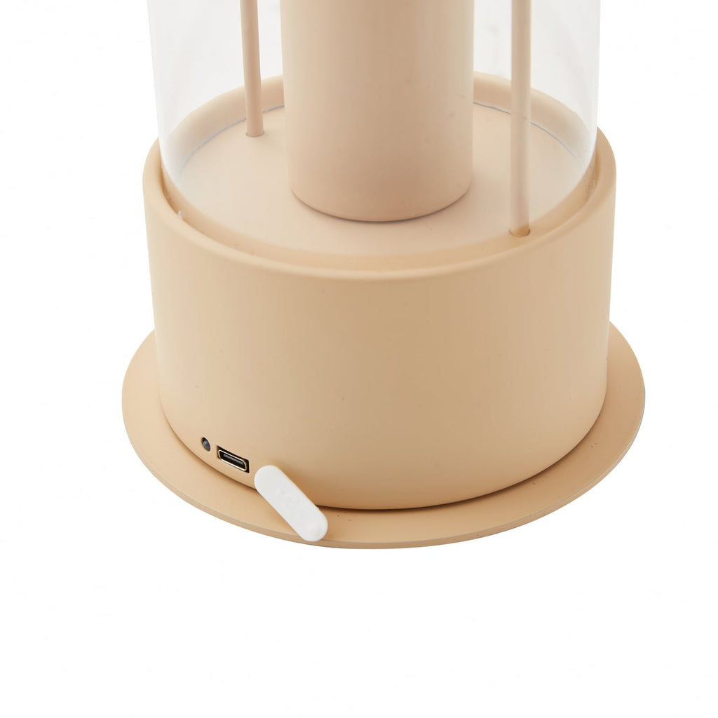 LED oppladbar bordlampe Yvette apricot glass IP44 dimbar i bruk utendørs