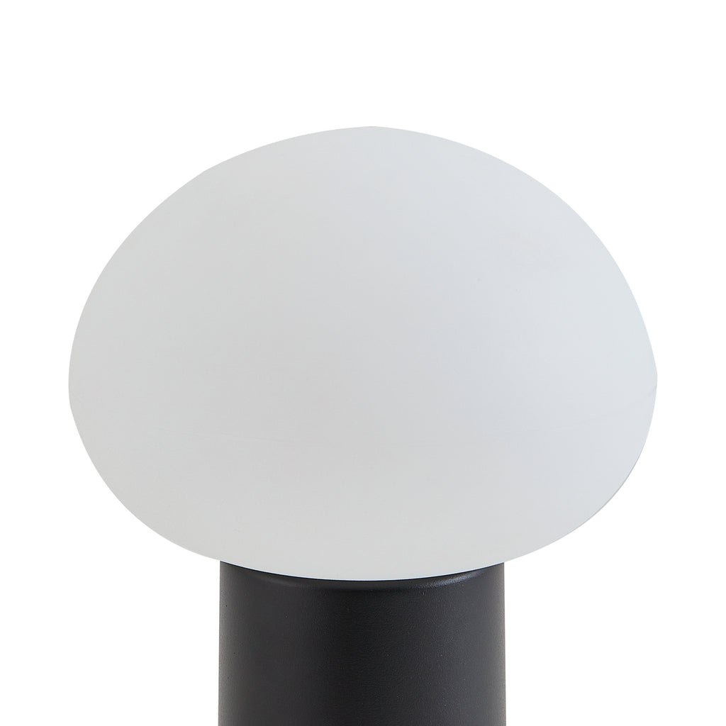 LED oppladbar bordlampe Zelie dimbar svart aluminium IP44 detalj av USB-kabel