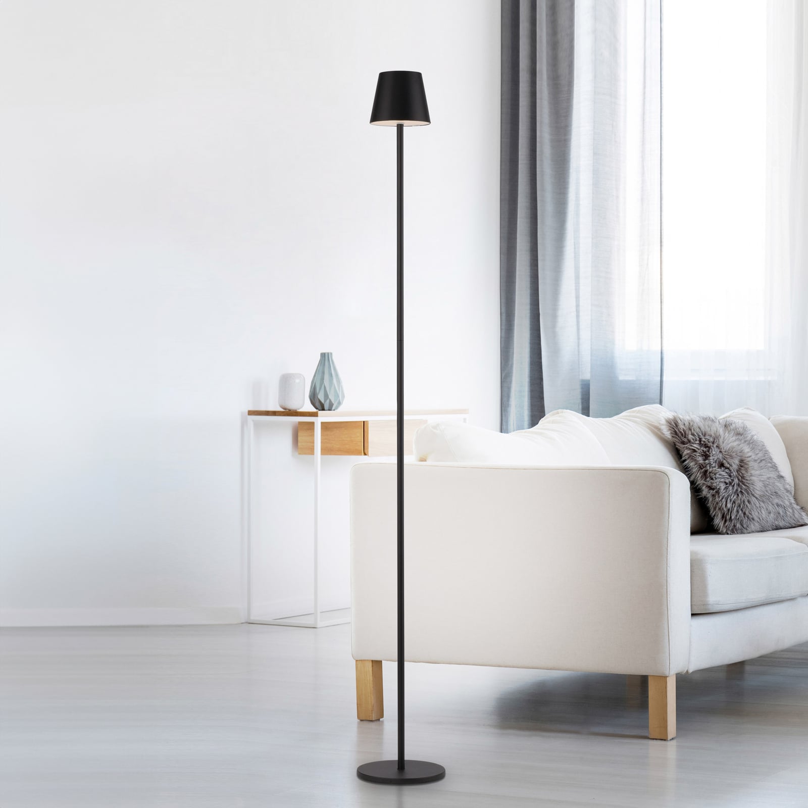 LED oppladbar gulvlampe Euria dimbar svart IP54 front
