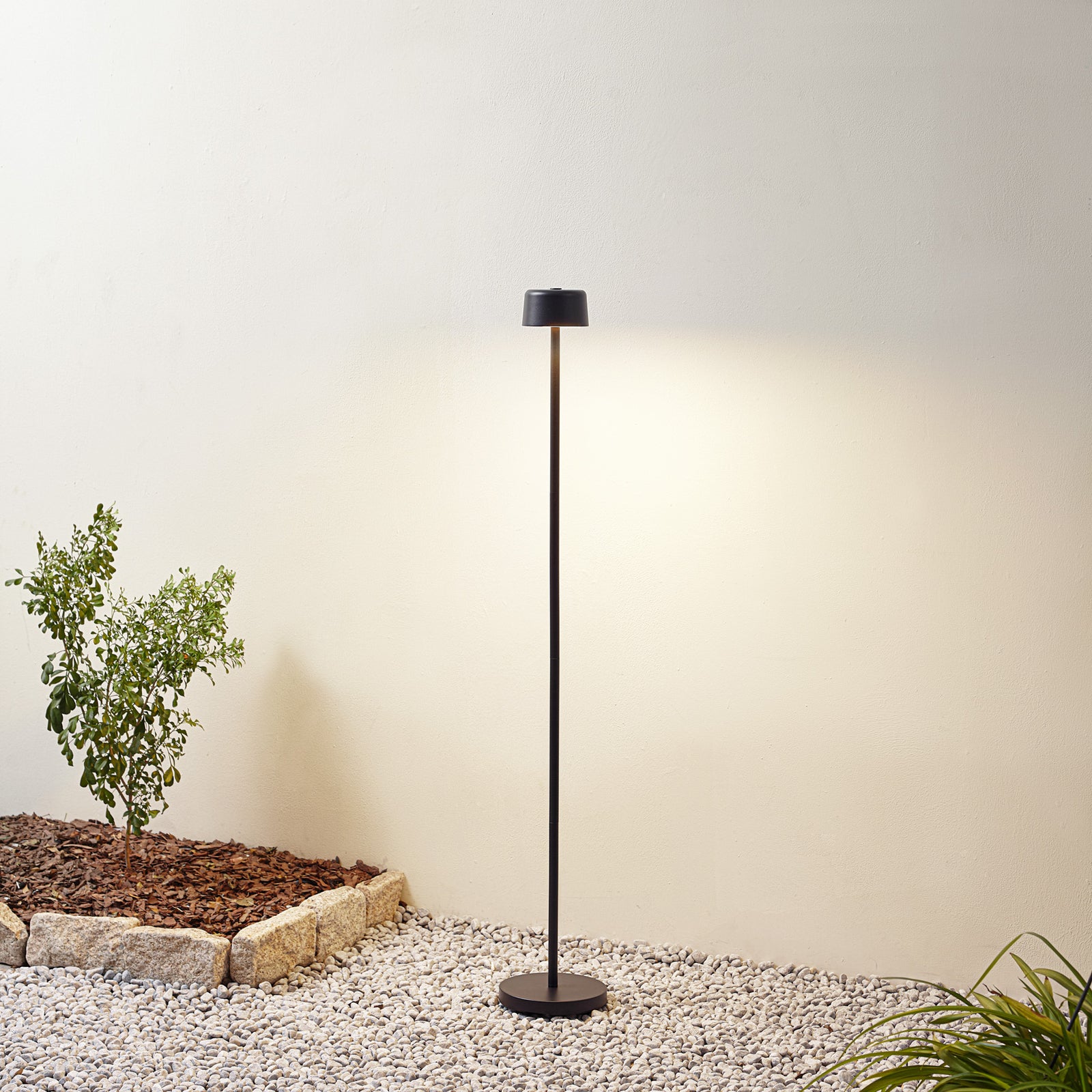 LED oppladbar gulvlampe Isason dimbar svart aluminium bakside