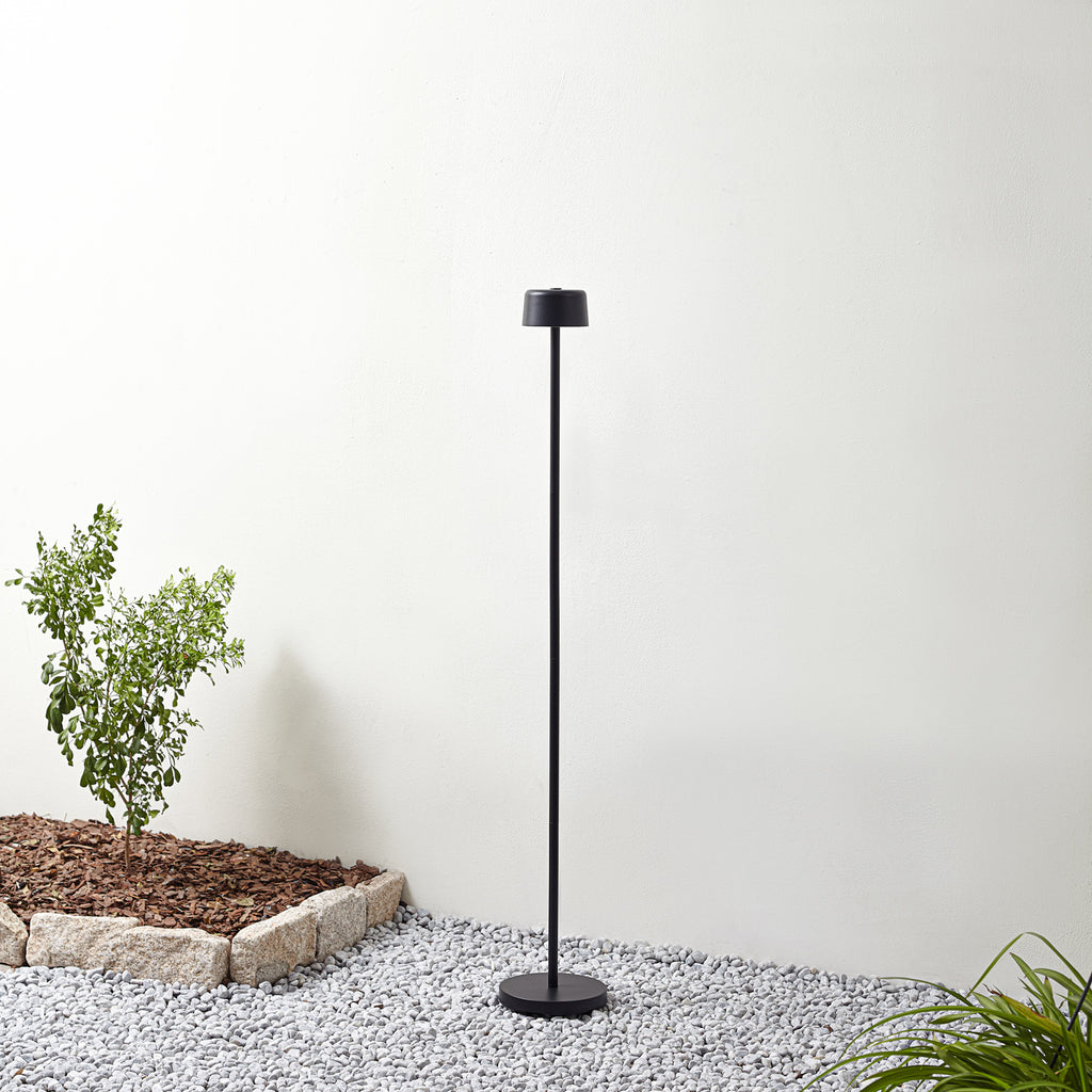 LED oppladbar gulvlampe Isason dimbar svart aluminium detalj av touchdimmer
