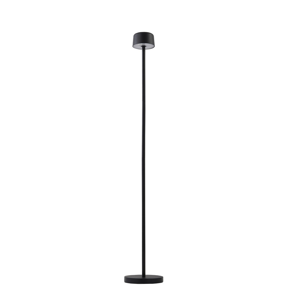 LED oppladbar gulvlampe Isason dimbar svart aluminium montert ute på terrasse
