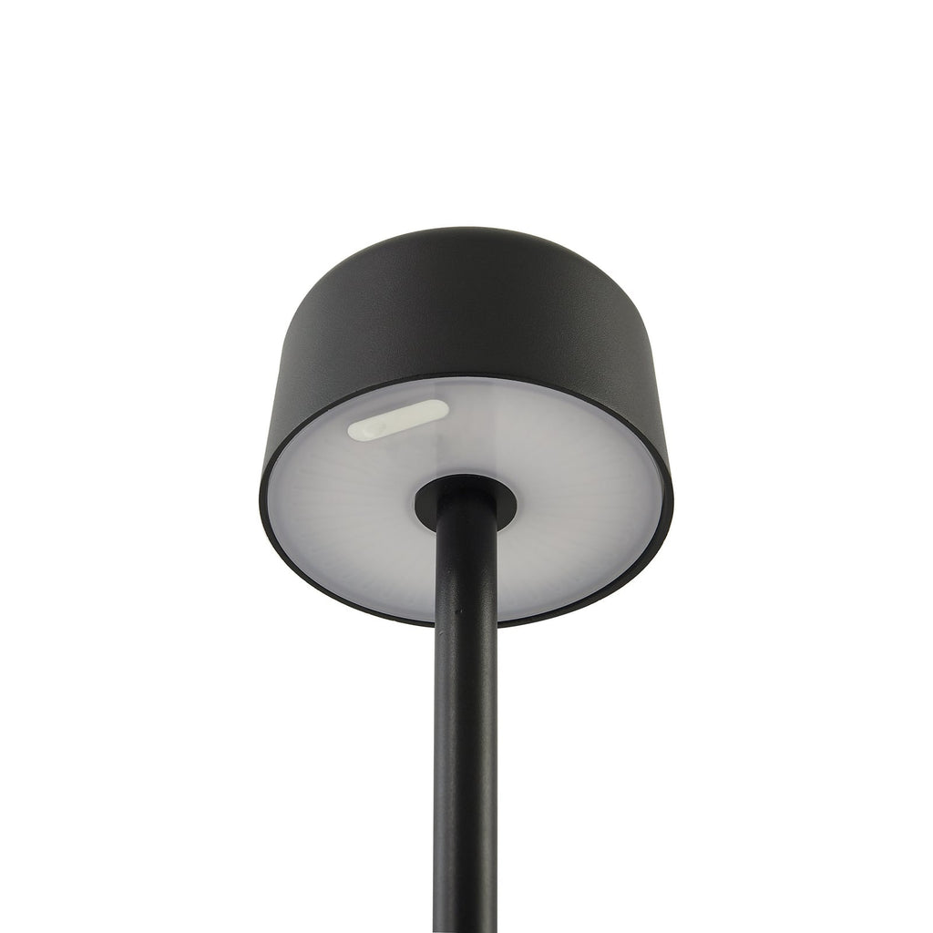 LED oppladbar gulvlampe Isason dimbar svart aluminium på balkong
