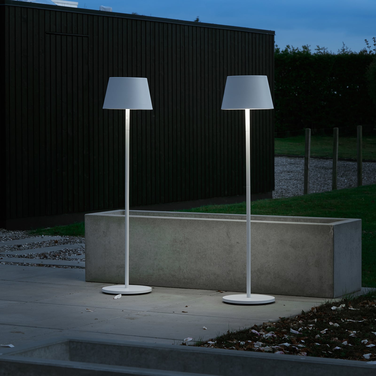 LED oppladbar gulvlampe Modi dimbar CCT RGB IP65 hvit montert ute