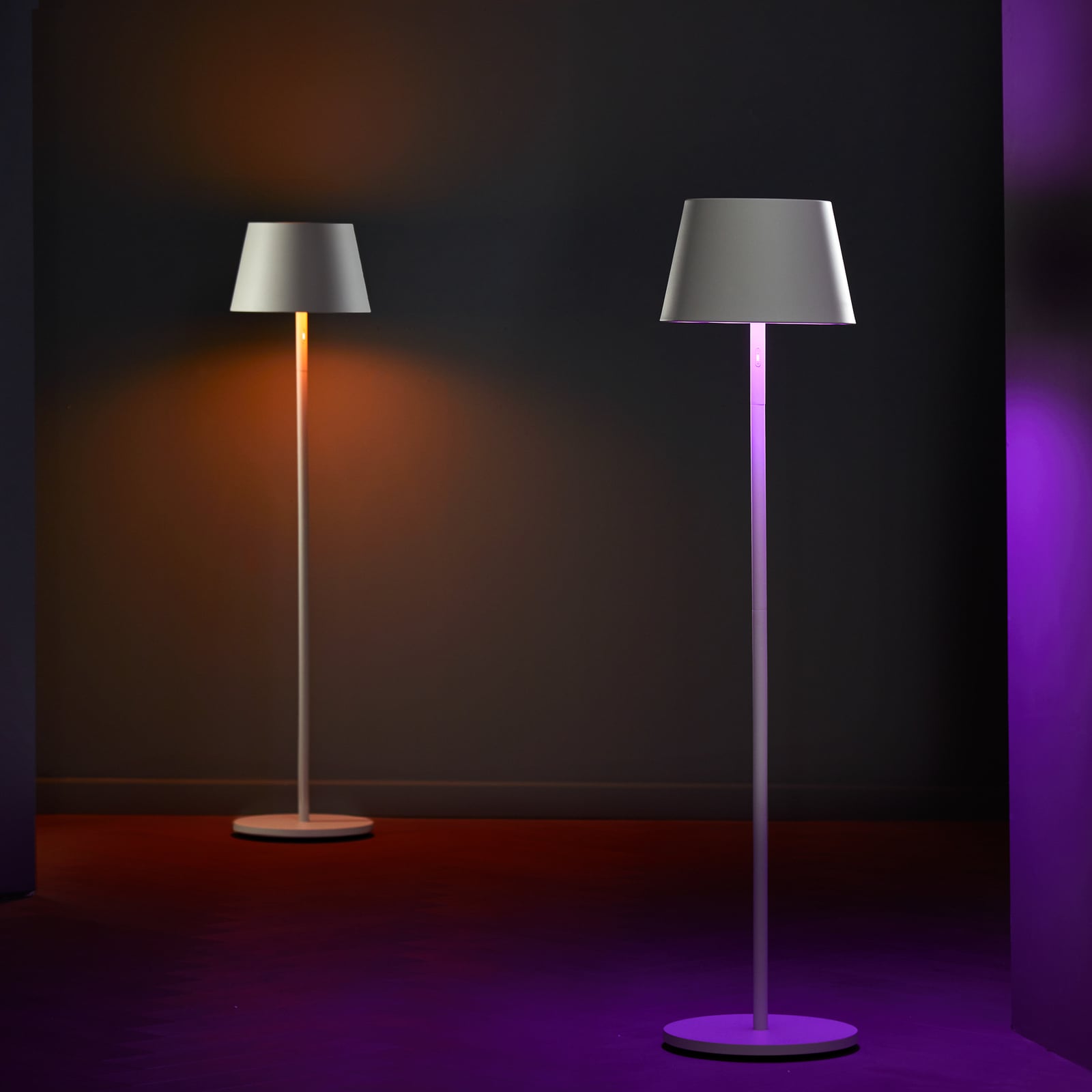 Nærbilde av touchdimmer på LED oppladbar gulvlampe Modi dimbar CCT RGB IP65 hvit