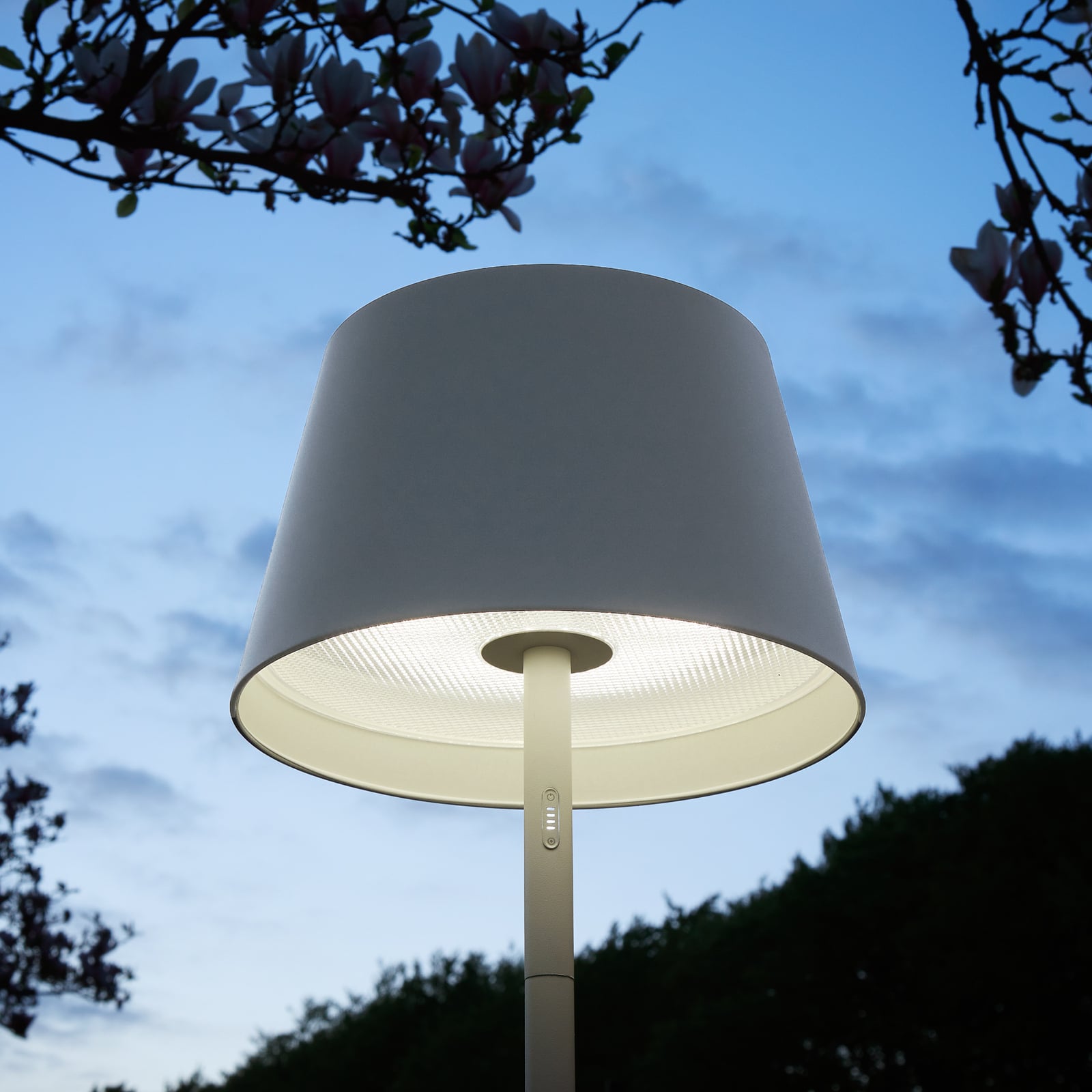LED oppladbar gulvlampe Modi dimbar CCT RGB IP65 hvit med oppladningskabel