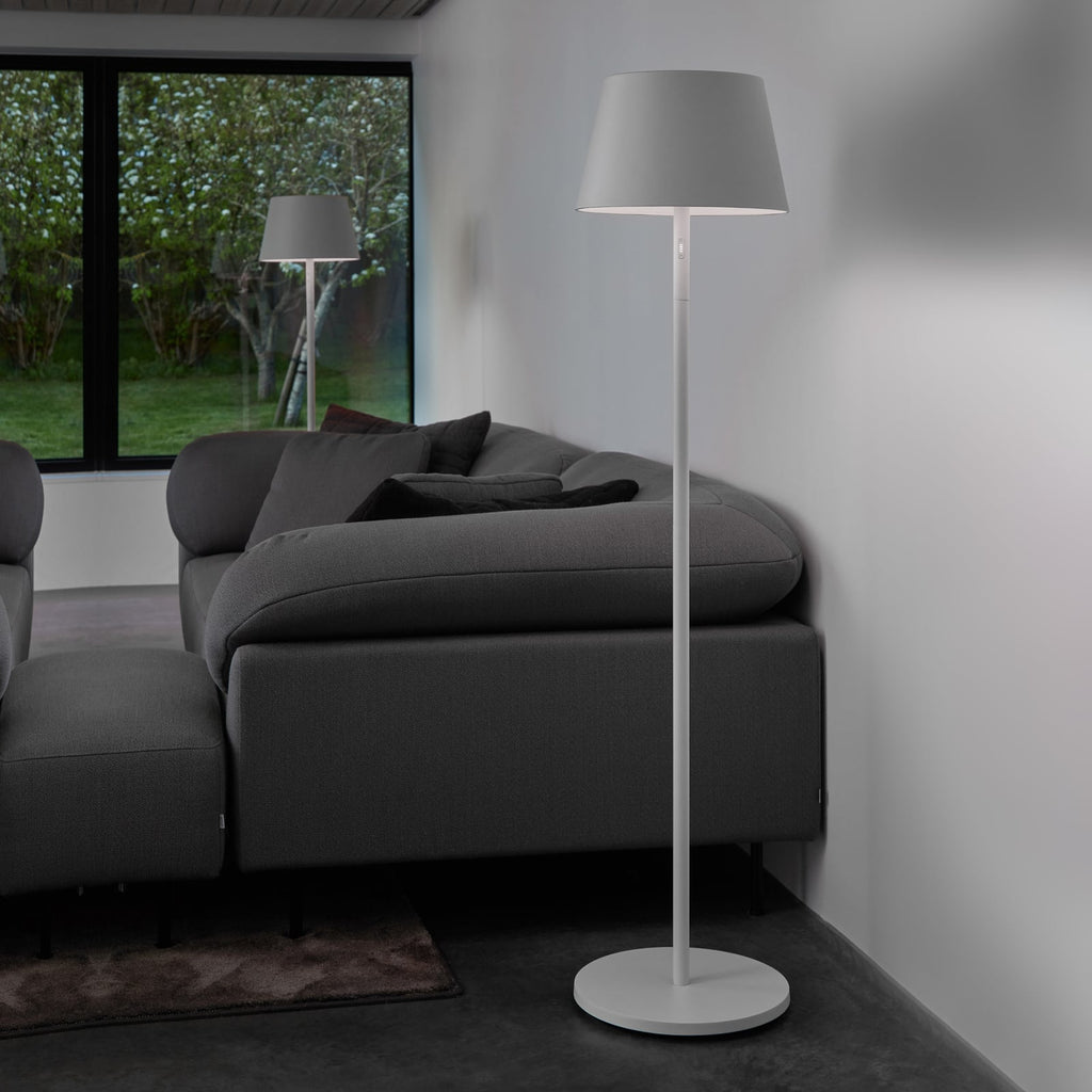 LED oppladbar gulvlampe Modi dimbar CCT RGB IP65 hvit i mørkt uterom