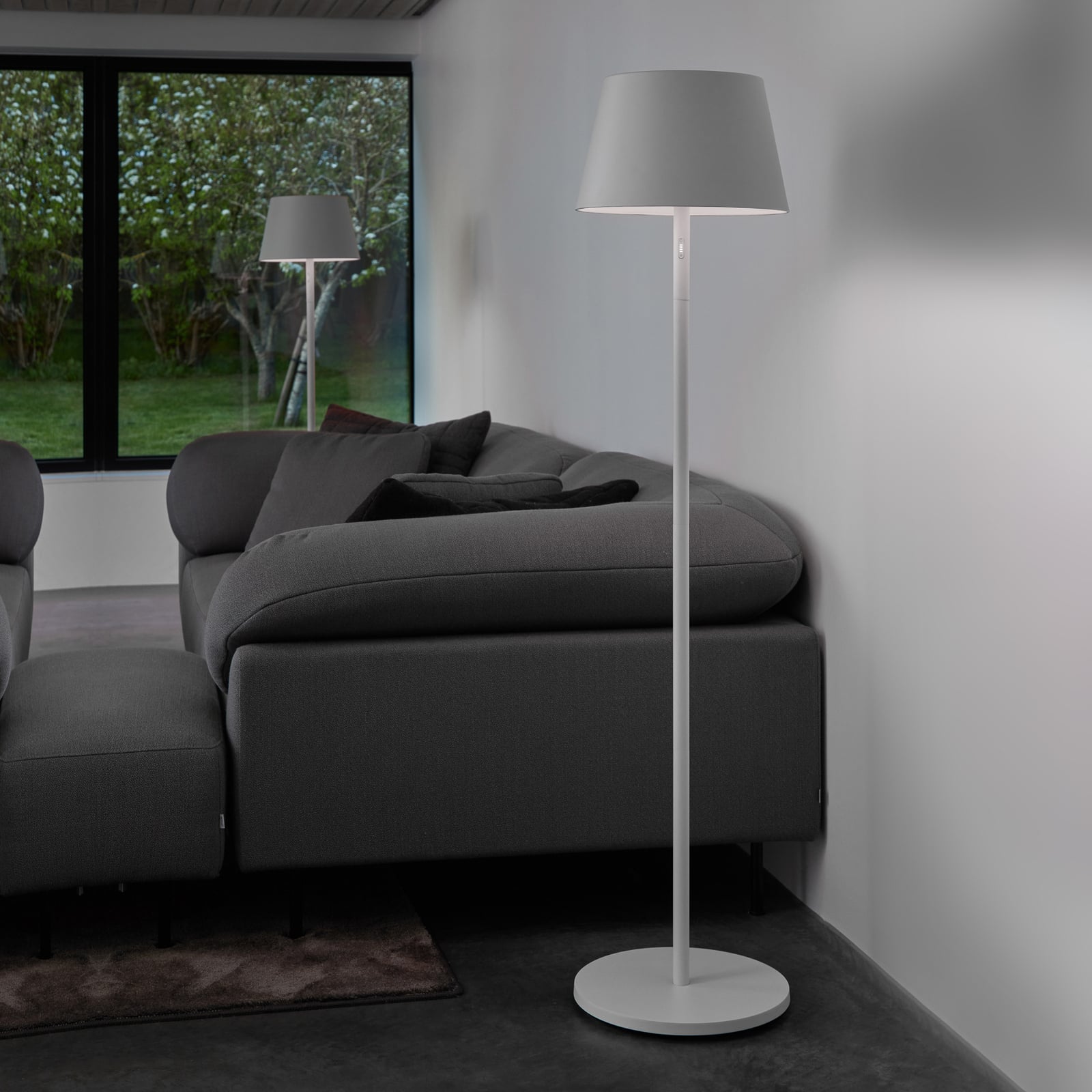 LED oppladbar gulvlampe Modi dimbar CCT RGB IP65 hvit i mørkt uterom