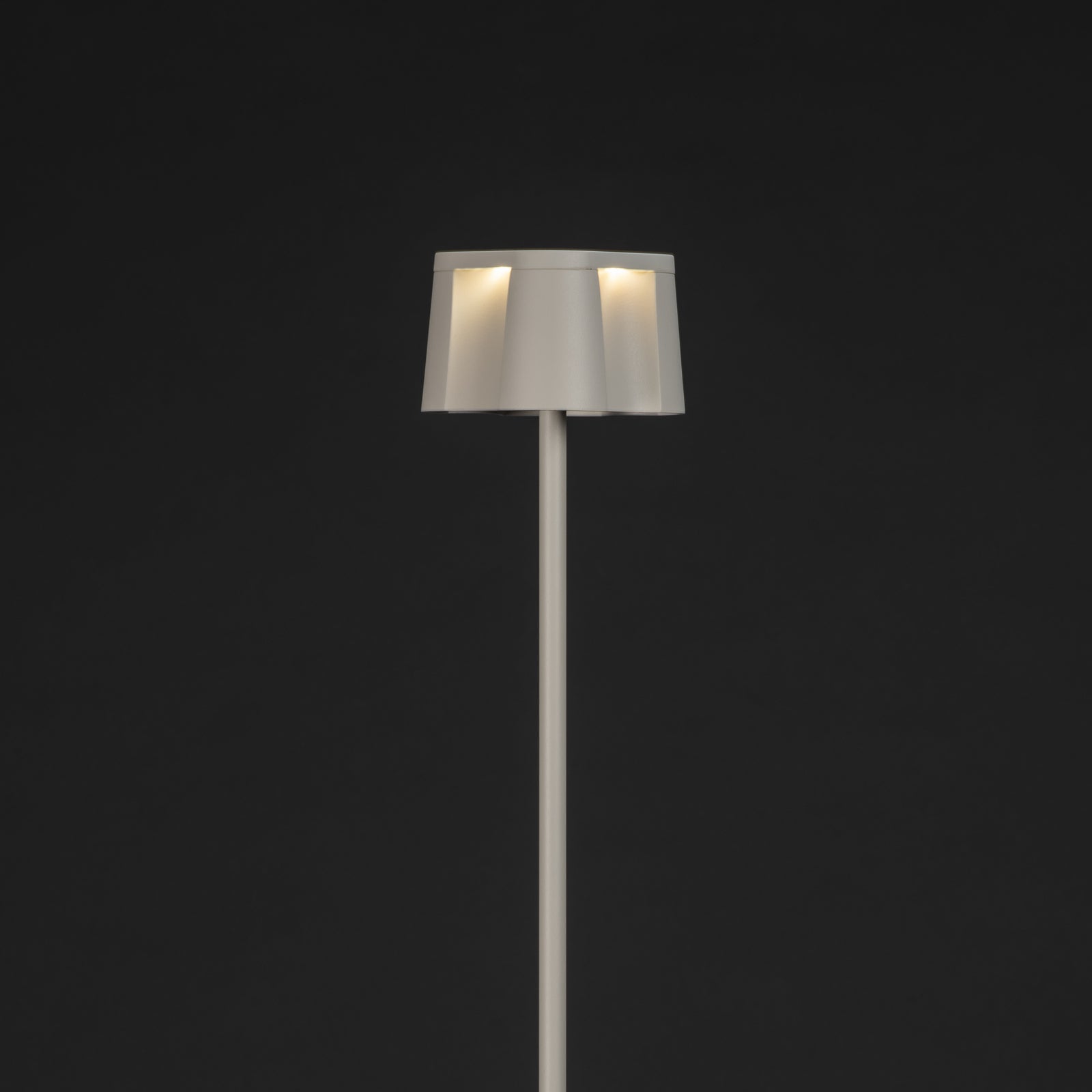 LED oppladbar gulvlampe Nice aluminium hvit IP54 dimbar CCT detalj