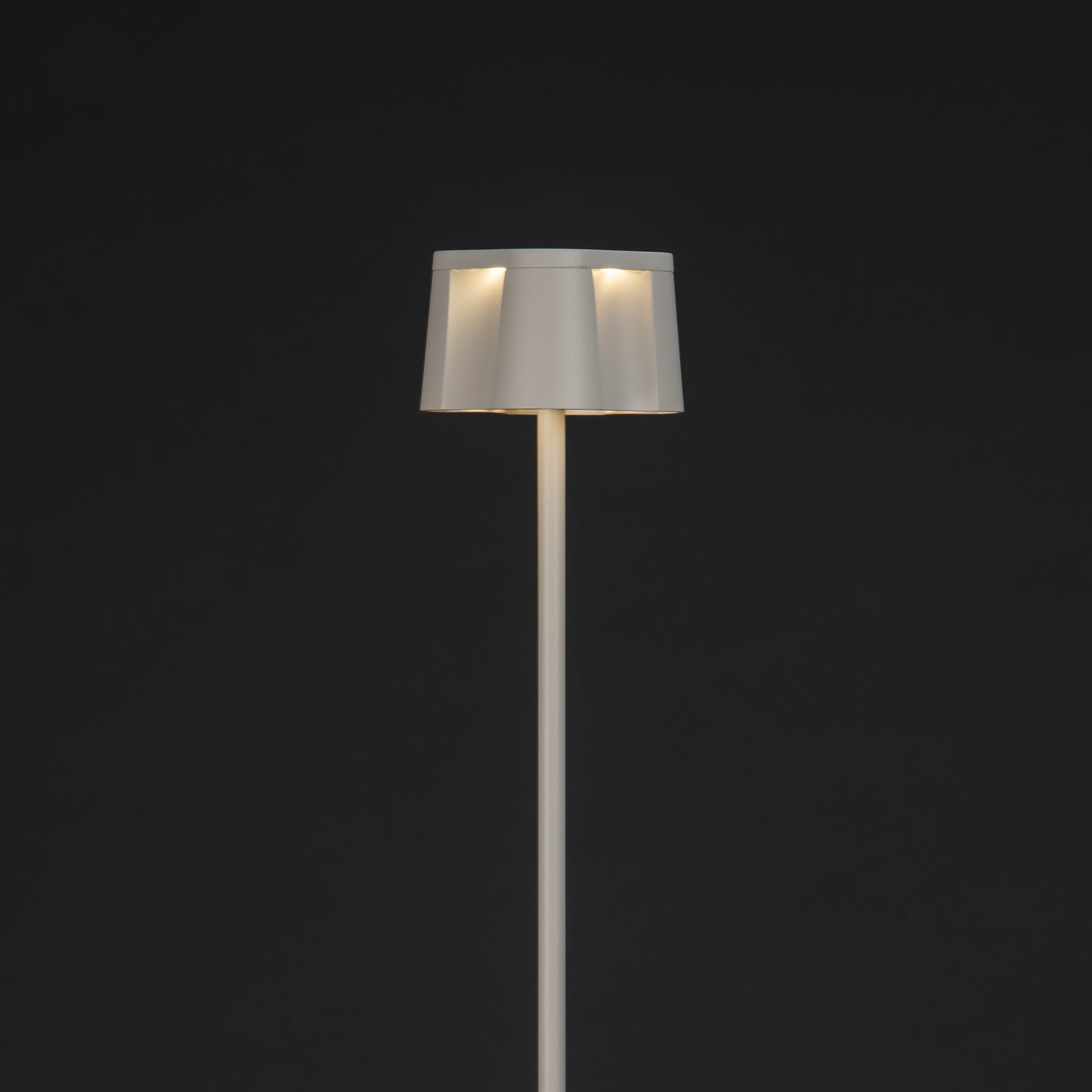 LED oppladbar gulvlampe Nice aluminium hvit IP54 dimbar CCT nærbilde