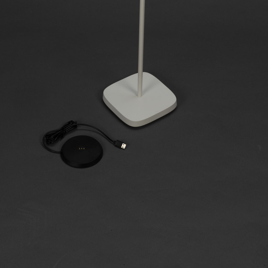 LED oppladbar gulvlampe Nice aluminium hvit IP54 dimbar CCT med ladestasjon