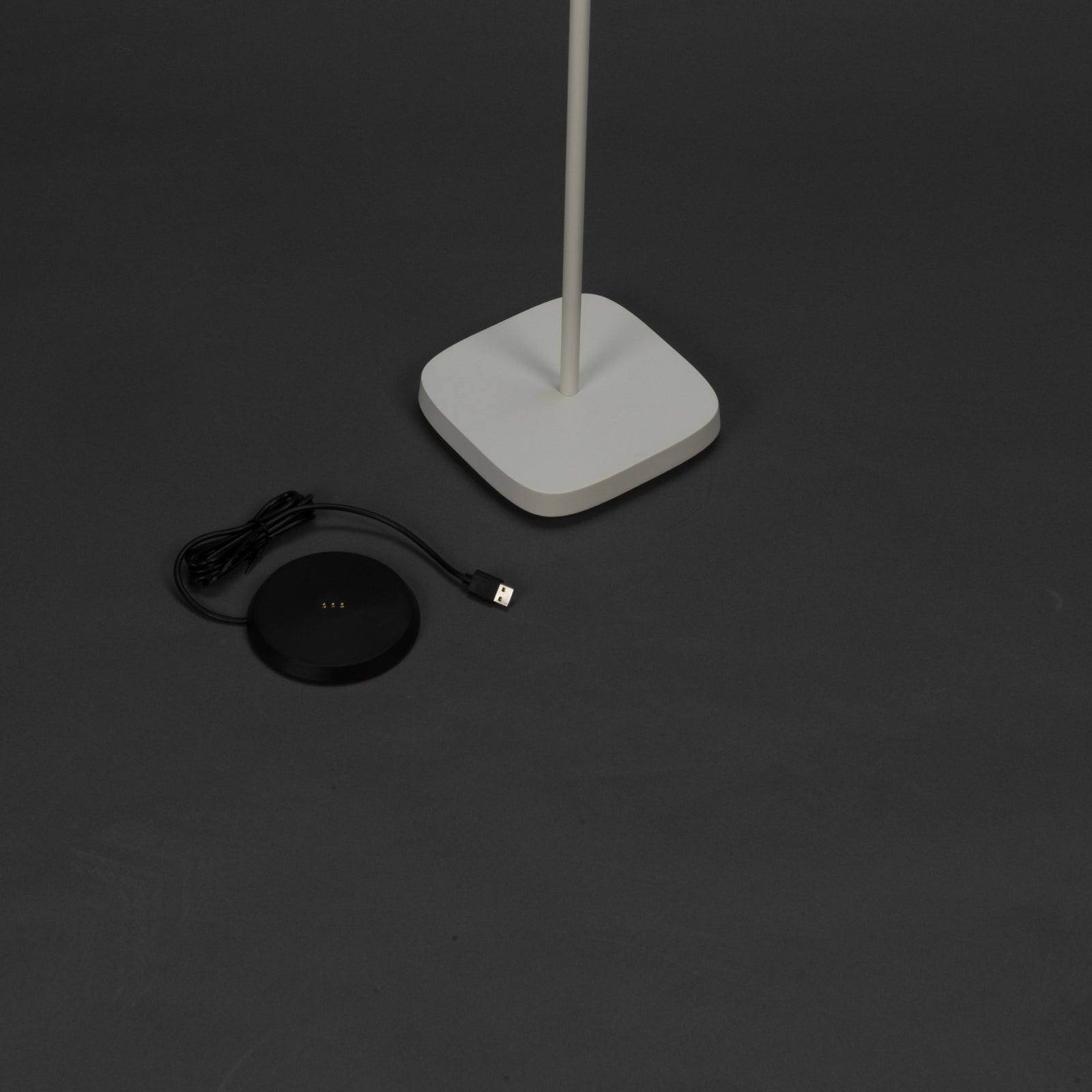 LED oppladbar gulvlampe Nice aluminium hvit IP54 dimbar CCT med ladestasjon