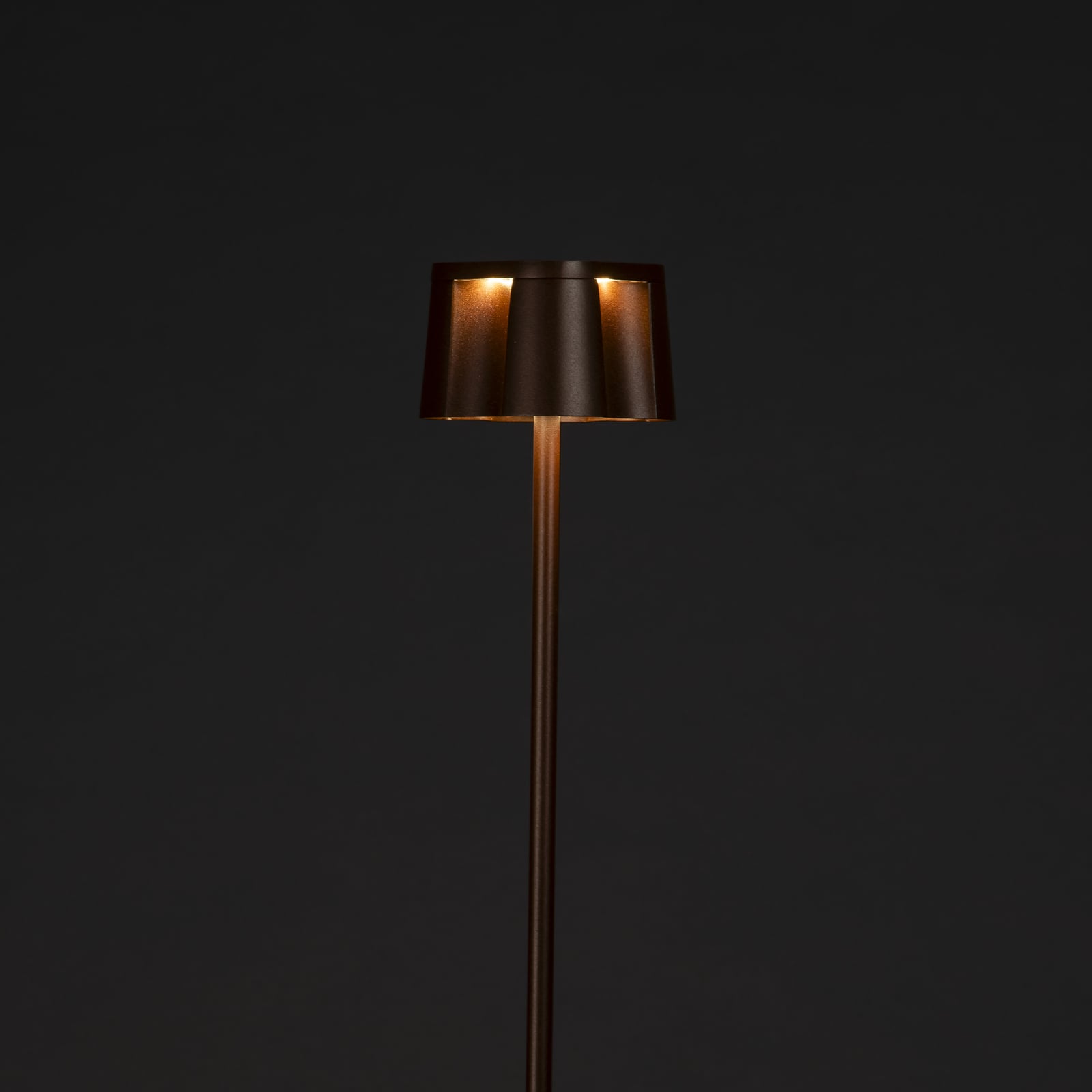 Detalj av LED oppladbar gulvlampe Nice rustfarget aluminium IP54 CCT