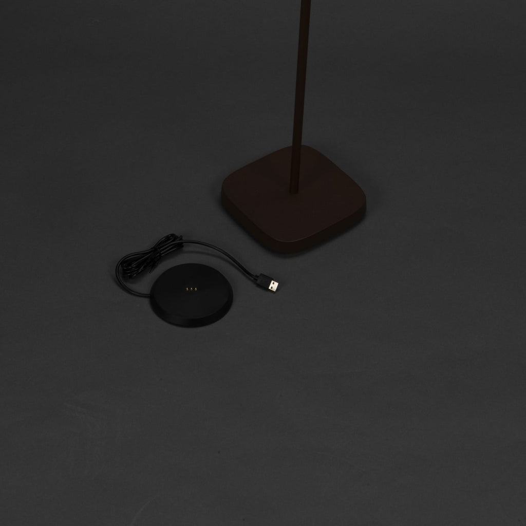 Nærbilde av LED oppladbar gulvlampe Nice rustfarget aluminium IP54 CCT