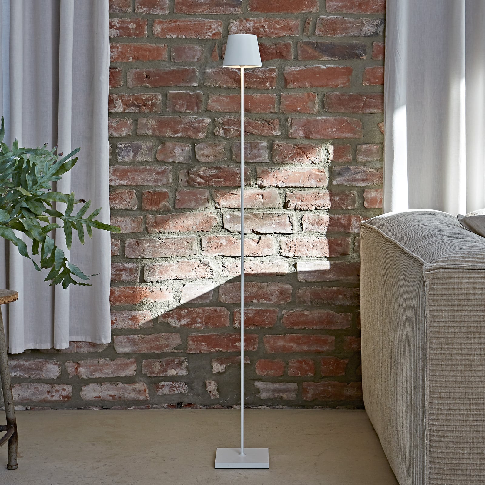 LED oppladbar gulvlampe Nuindie dimbar hvit forfra