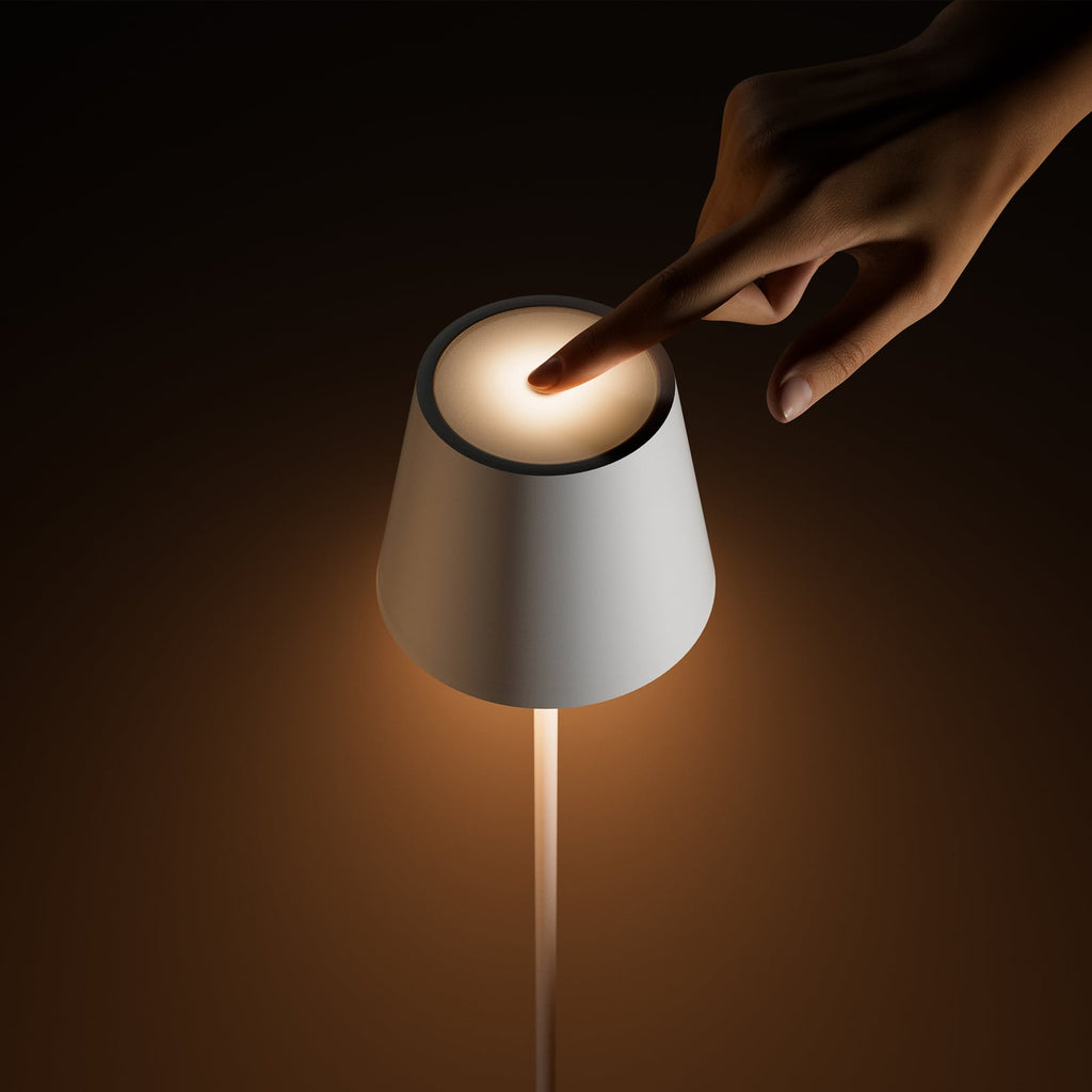 LED oppladbar gulvlampe Nuindie dimbar hvit montert i rom