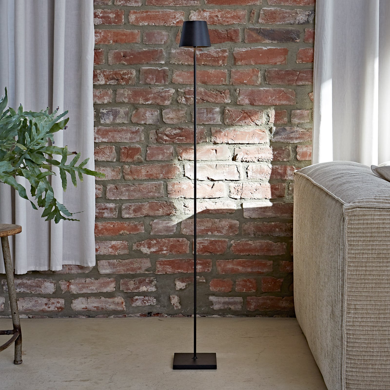 LED oppladbar gulvlampe Nuindie dimbar svart 120 cm forfra