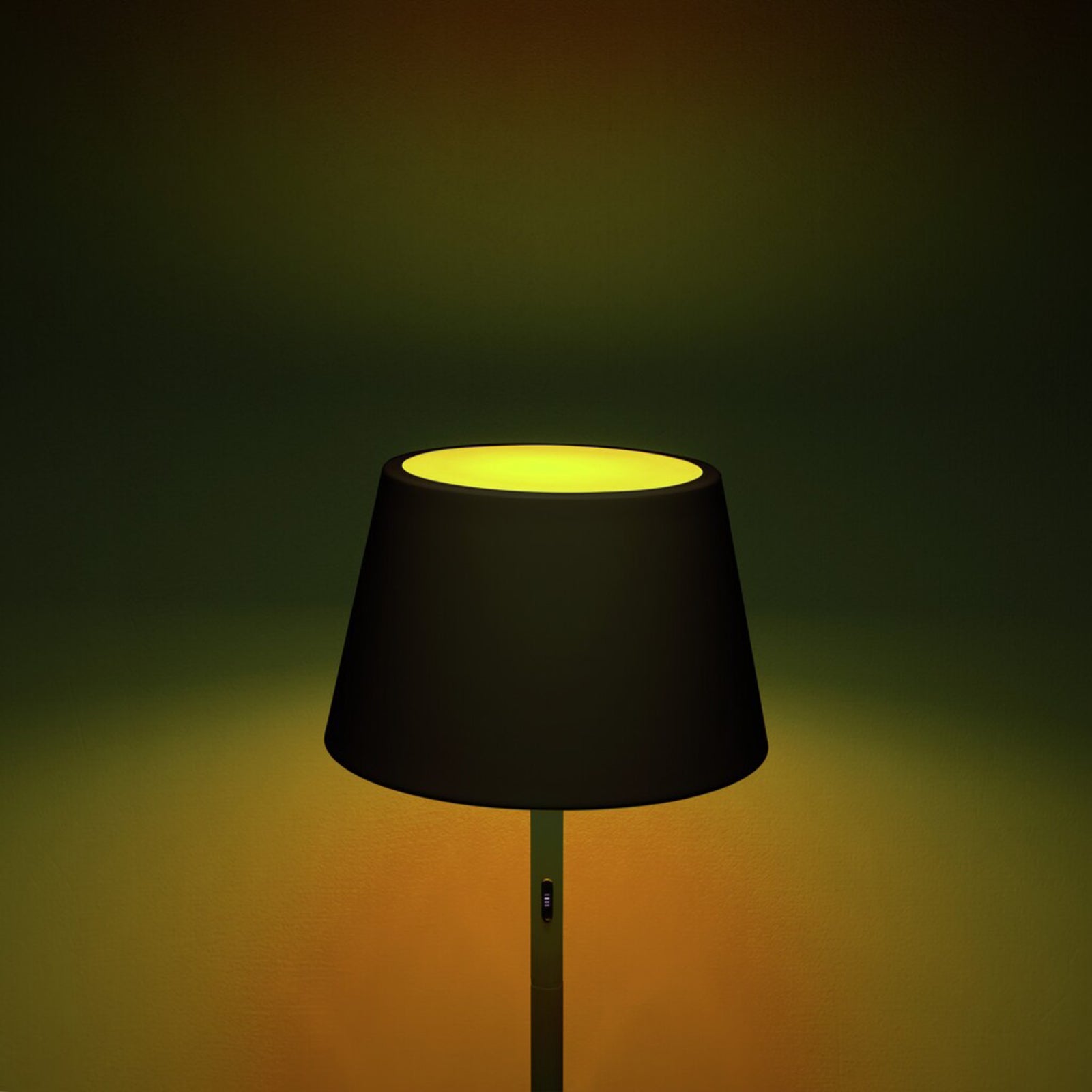 Montert LED oppladbar gulvlampe Pomezia svart 150 cm IP54 i rom