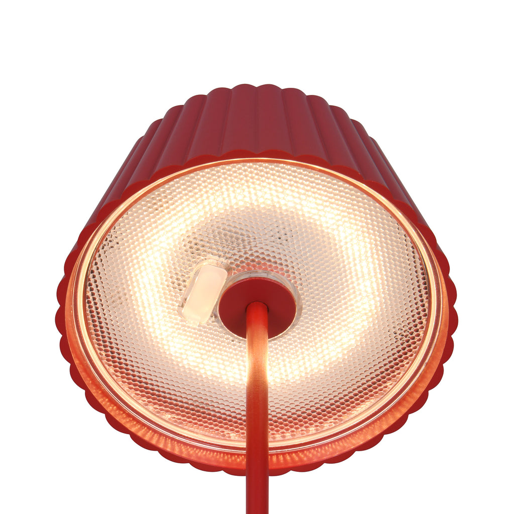 LED oppladbar gulvlampe Suarez rød 123 cm dimbar IP44 montert på terrasse