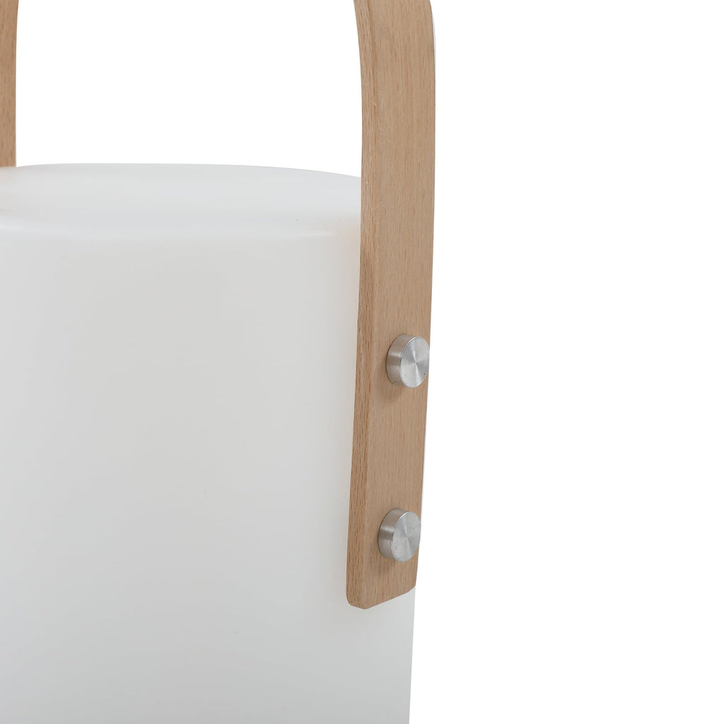LED oppladbar utebordlampe Juria hvit CCT IP44 i bruk på bord