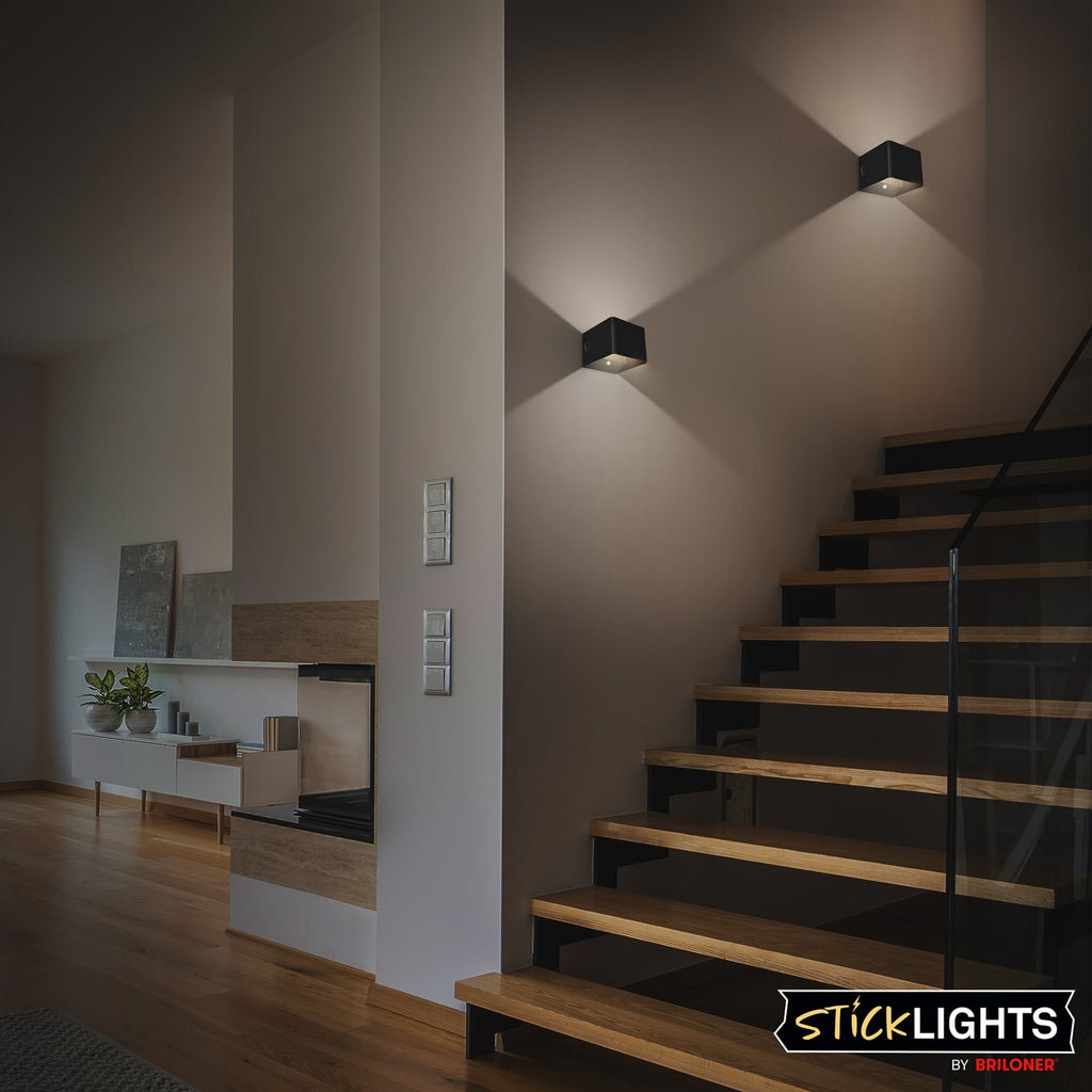 LED oppladbar vegglampe Barro svart metall på trapp