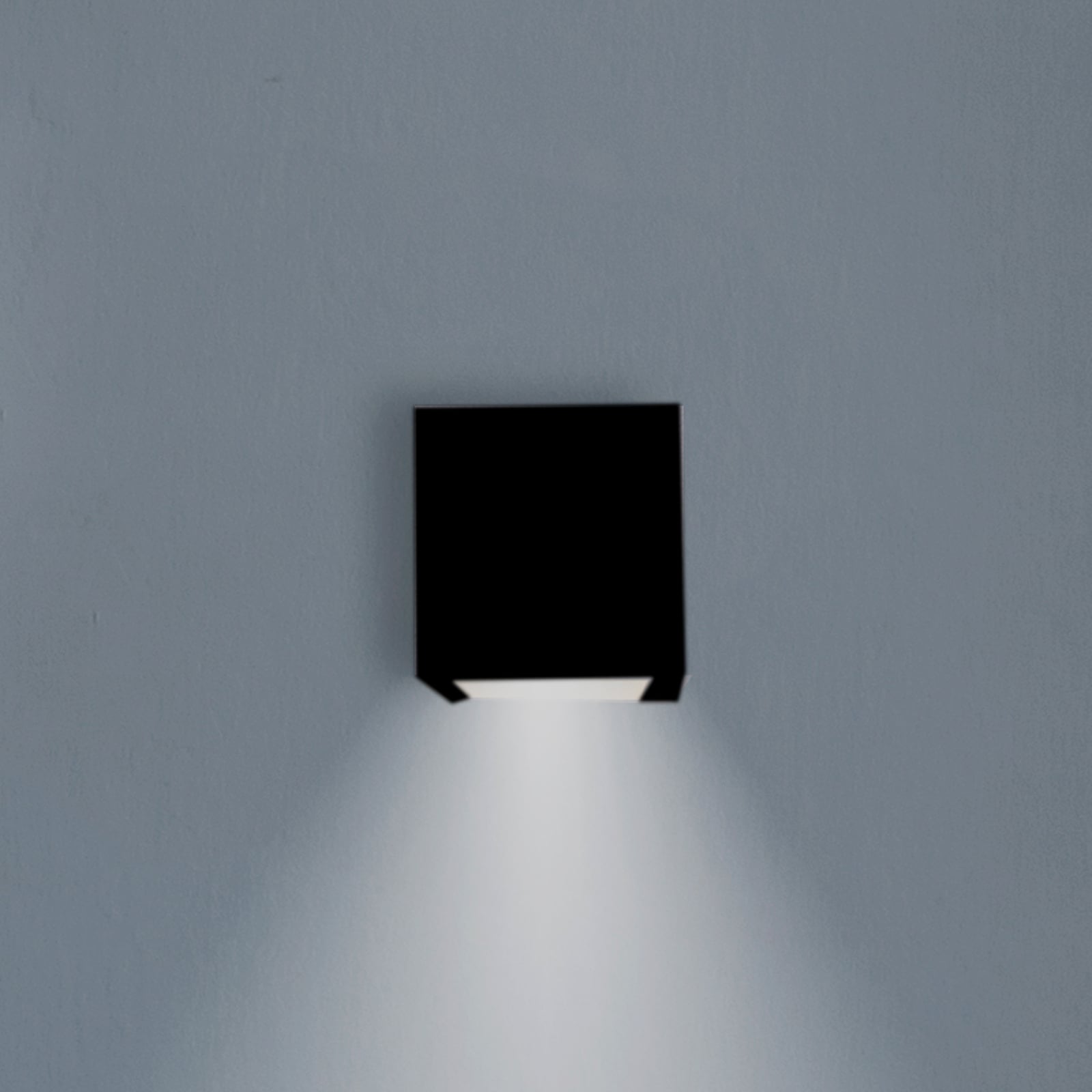LED oppladbar vegglampe Box 8 dimbar svart forfra