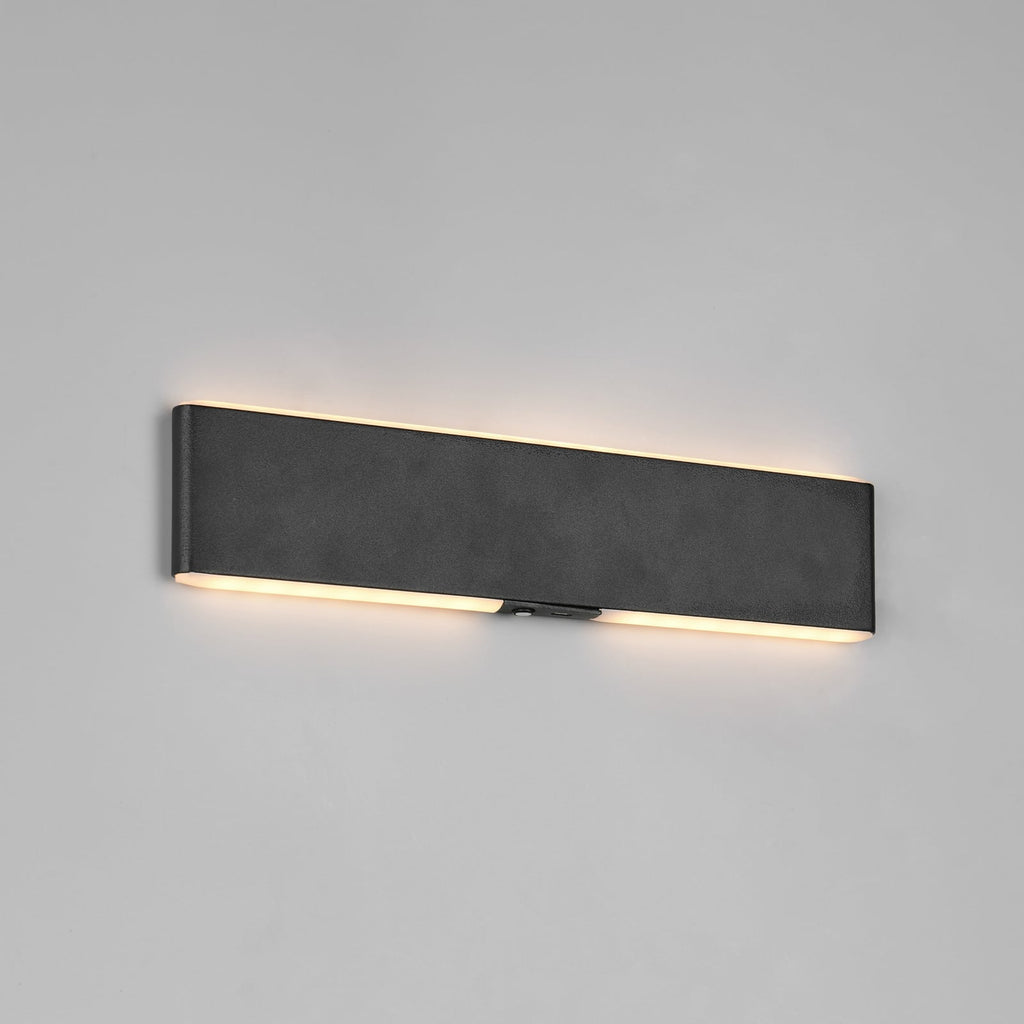Nærbilde av kontrollknapp på LED oppladbar vegglampe Conchita dimbar CCT 32 cm svart
