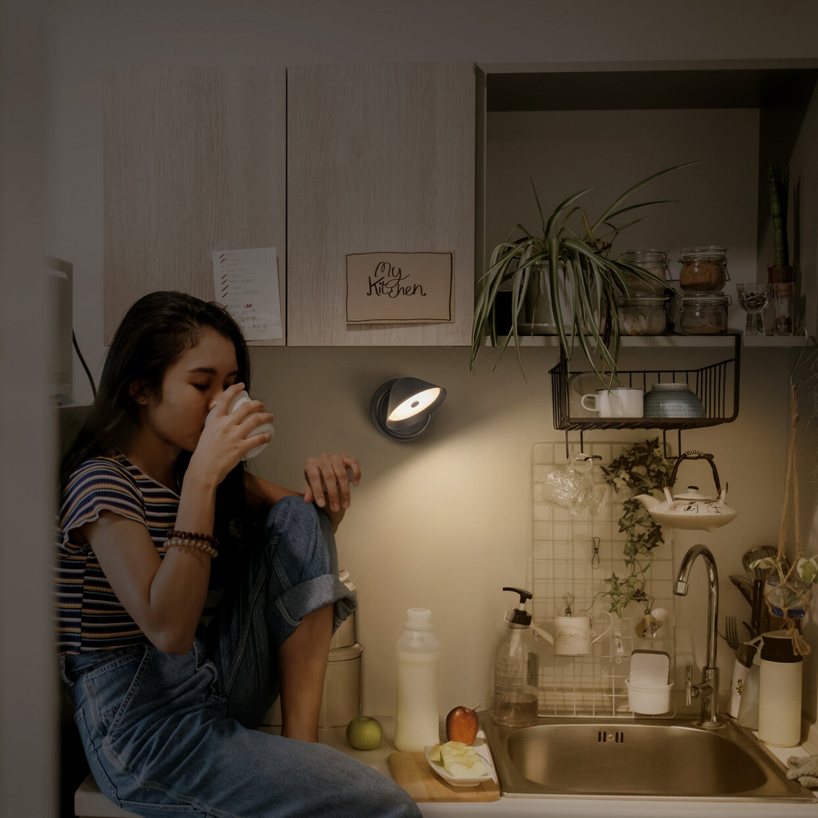 LED oppladbar vegglampe Nightlux Cone svart berøringsdimmer bakside