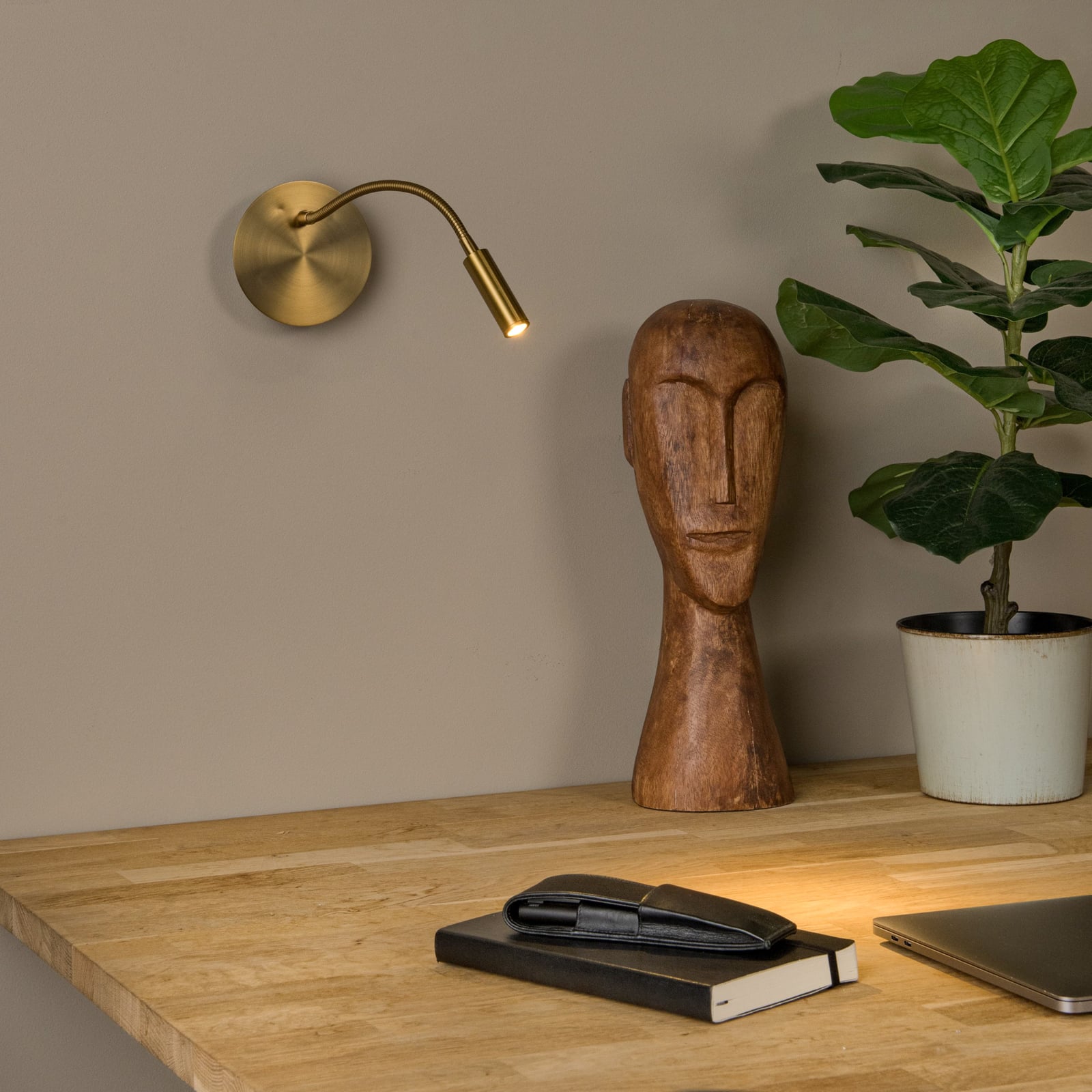 LED oppladbar veggspot Jolijn matt gull fleksarm Ø11 cm bakside