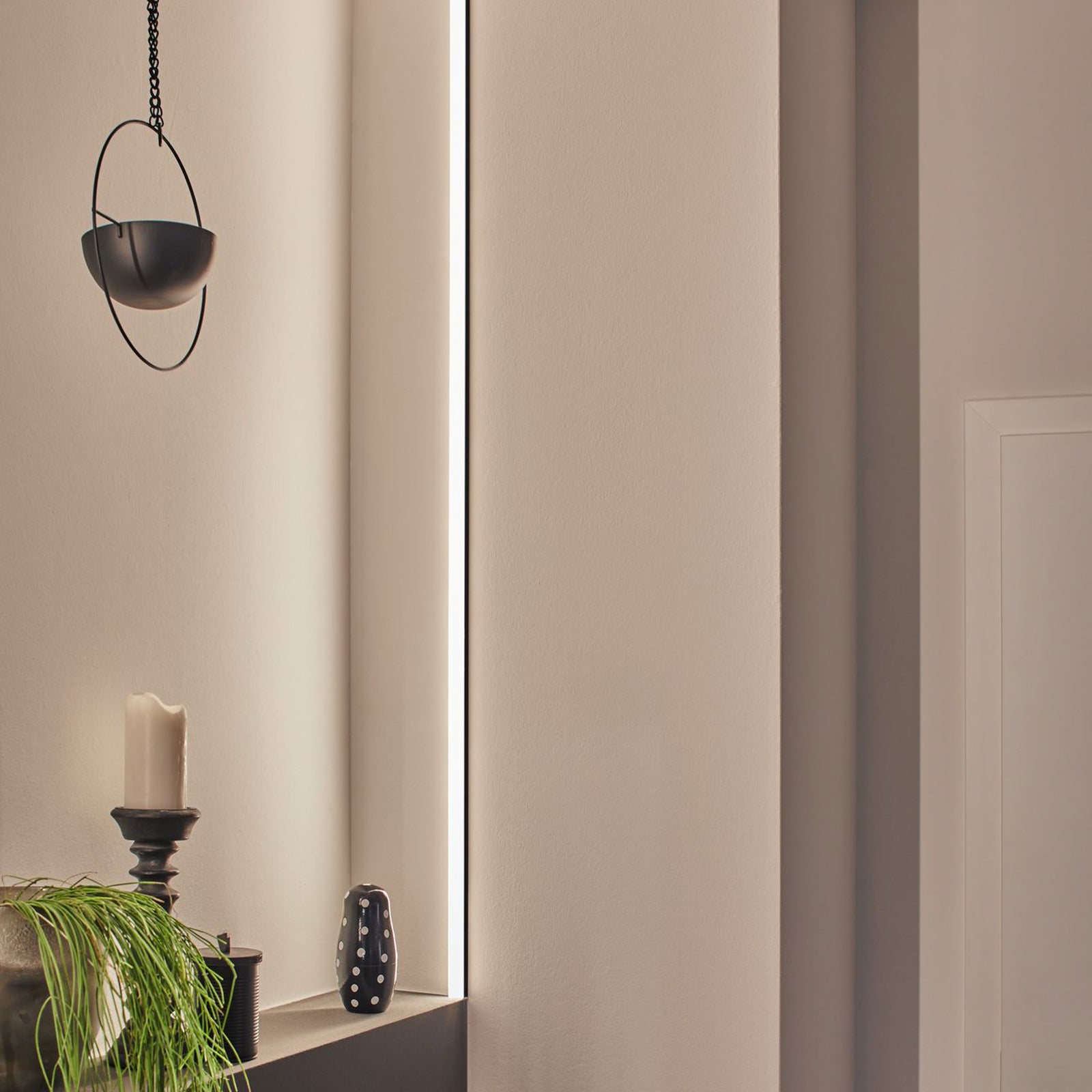 LED påbyggprofil Square svart med hvit diffusor montert