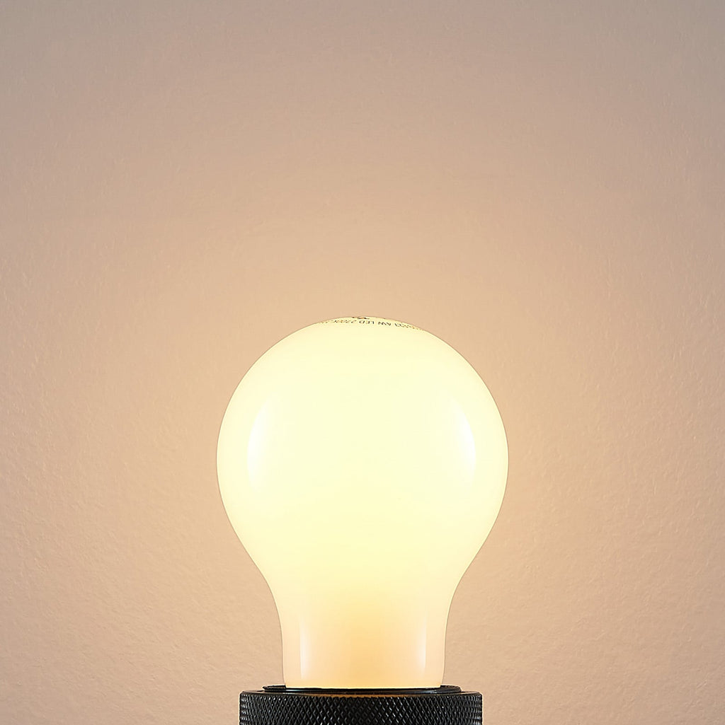 Nærbilde av LED-pære E27 4W 2700K dimbar opal pæreform Arcchio