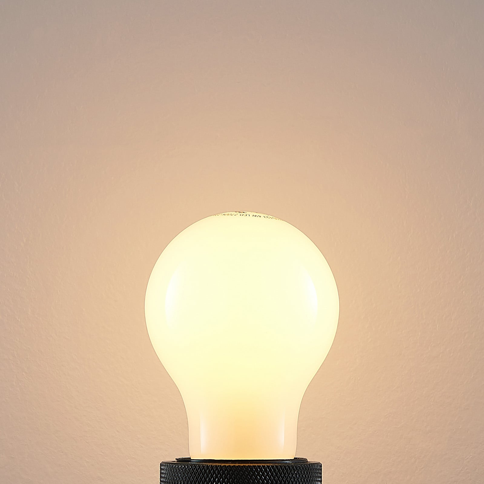 Nærbilde av LED-pære E27 4W 2700K dimbar opal pæreform Arcchio