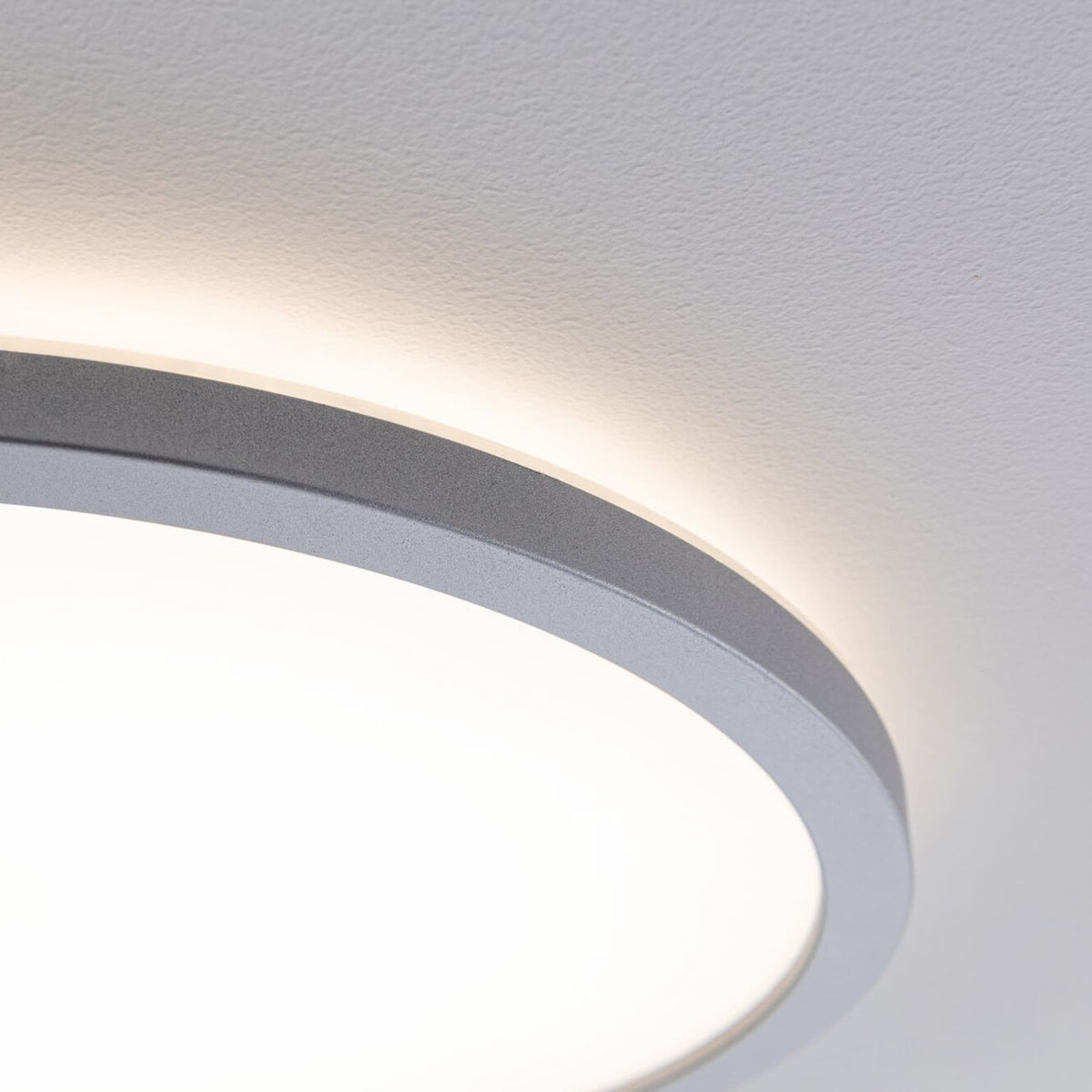 Detalj av LED-panel Atria Shine dimbar matt krom Ø42 cm