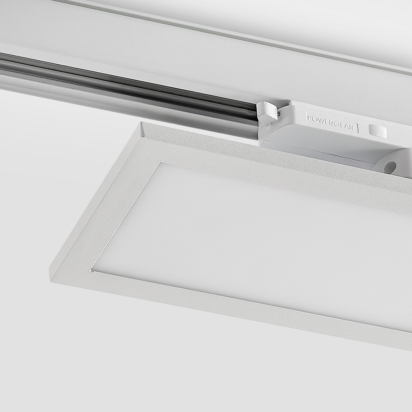 LED-panel Hairis for 3-fase skinne hvit 30 cm sammen med andre lys på skinne
